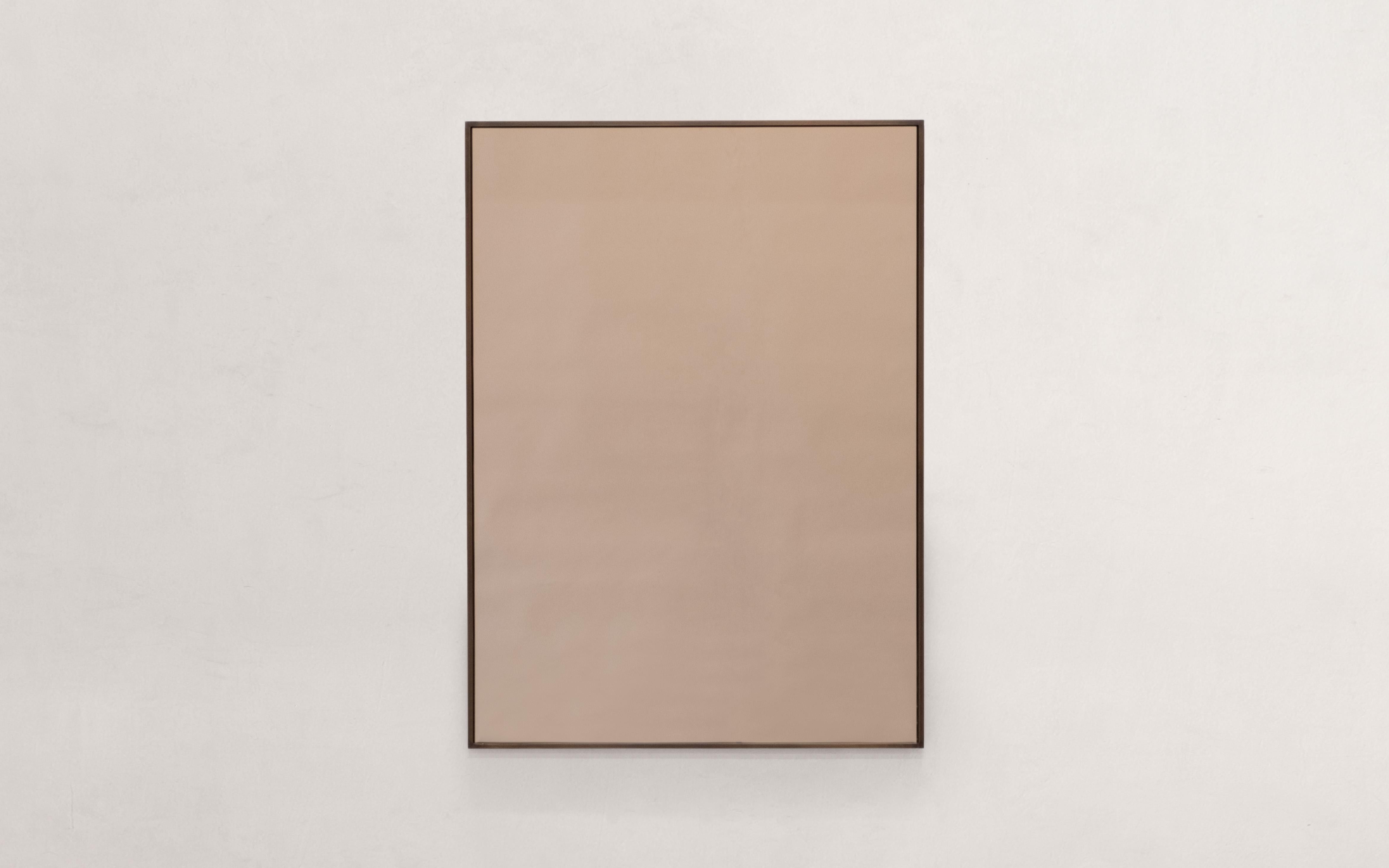Miroir mural encadré en laiton patiné. Verre teinté bronze, argent ou gris disponible. Fourni avec deux points de fixation à vis sur la face arrière. Fabriqué à la main dans le nord-est de l'Angleterre.

Dimensions : 110 cm de haut x 80 cm de large