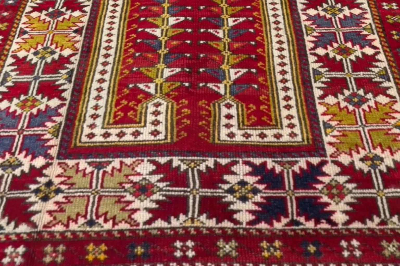 Hand-Woven Turkey Area Rug - Oushak Design - (38x49) For Sale