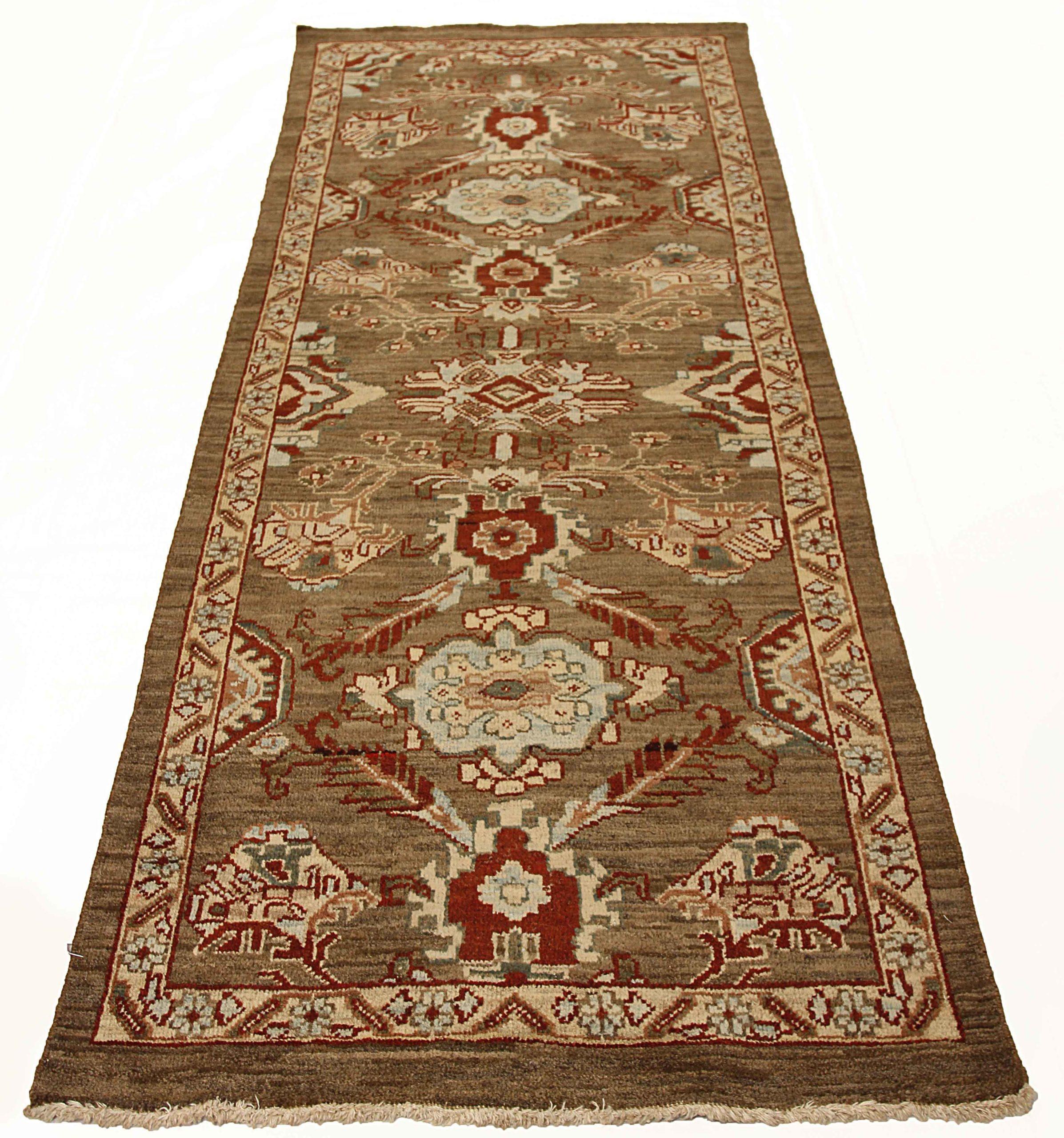 Entdecken Sie die Eleganz dieses einzigartigen Oushaks mit Teppichen aus der Zeit um 1880. Dieses exklusive Design, das mit viel Liebe zum Detail entworfen wurde, ist perfekt, um Ihren Raum zu verschönern.