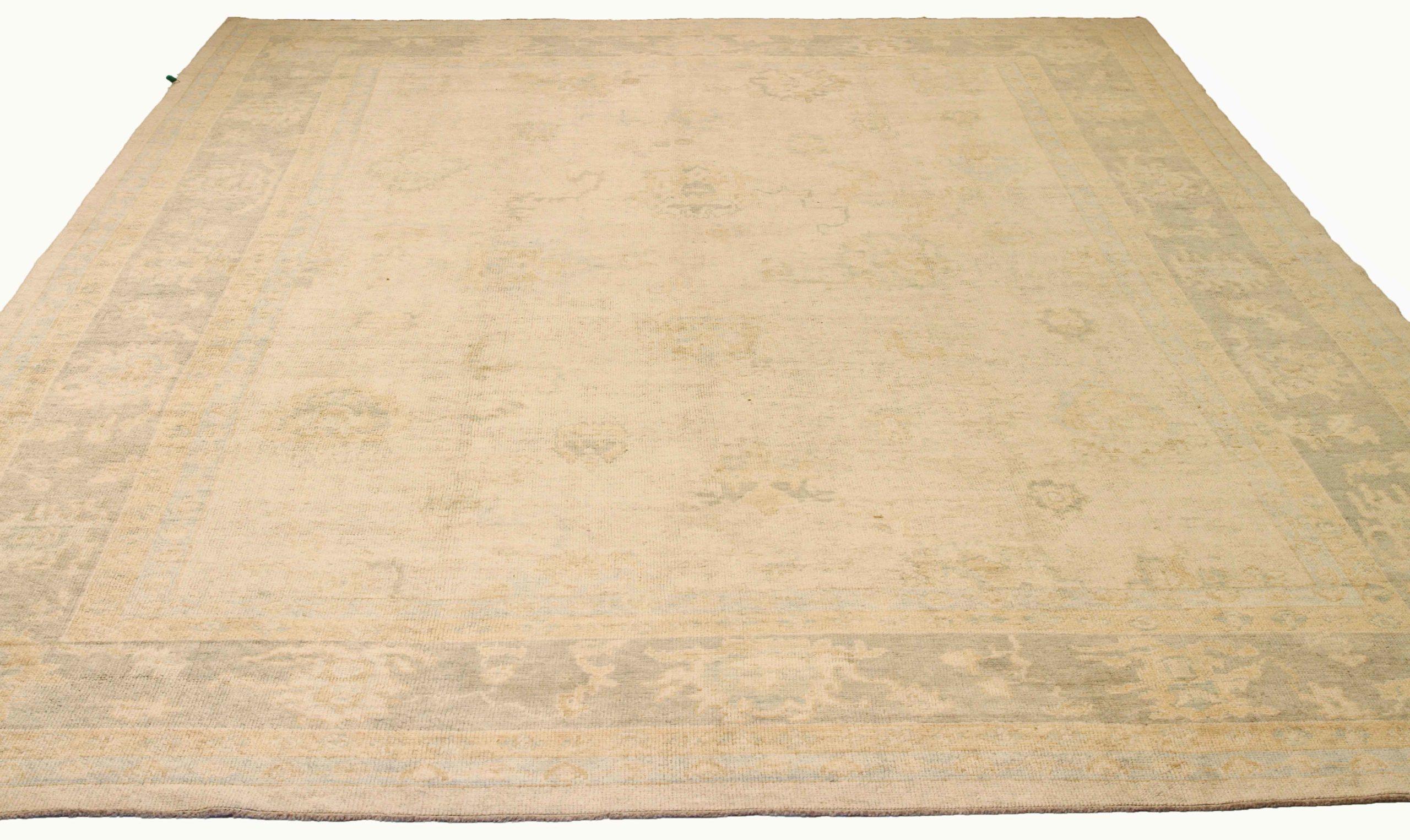 Scopri l'eleganza di questo tappeto Oushak unico nel suo genere, caratterizzato da tappeti d'area del 1990. Progettato con una meticolosa attenzione ai dettagli, questo design esclusivo è perfetto per valorizzare il tuo spazio.
