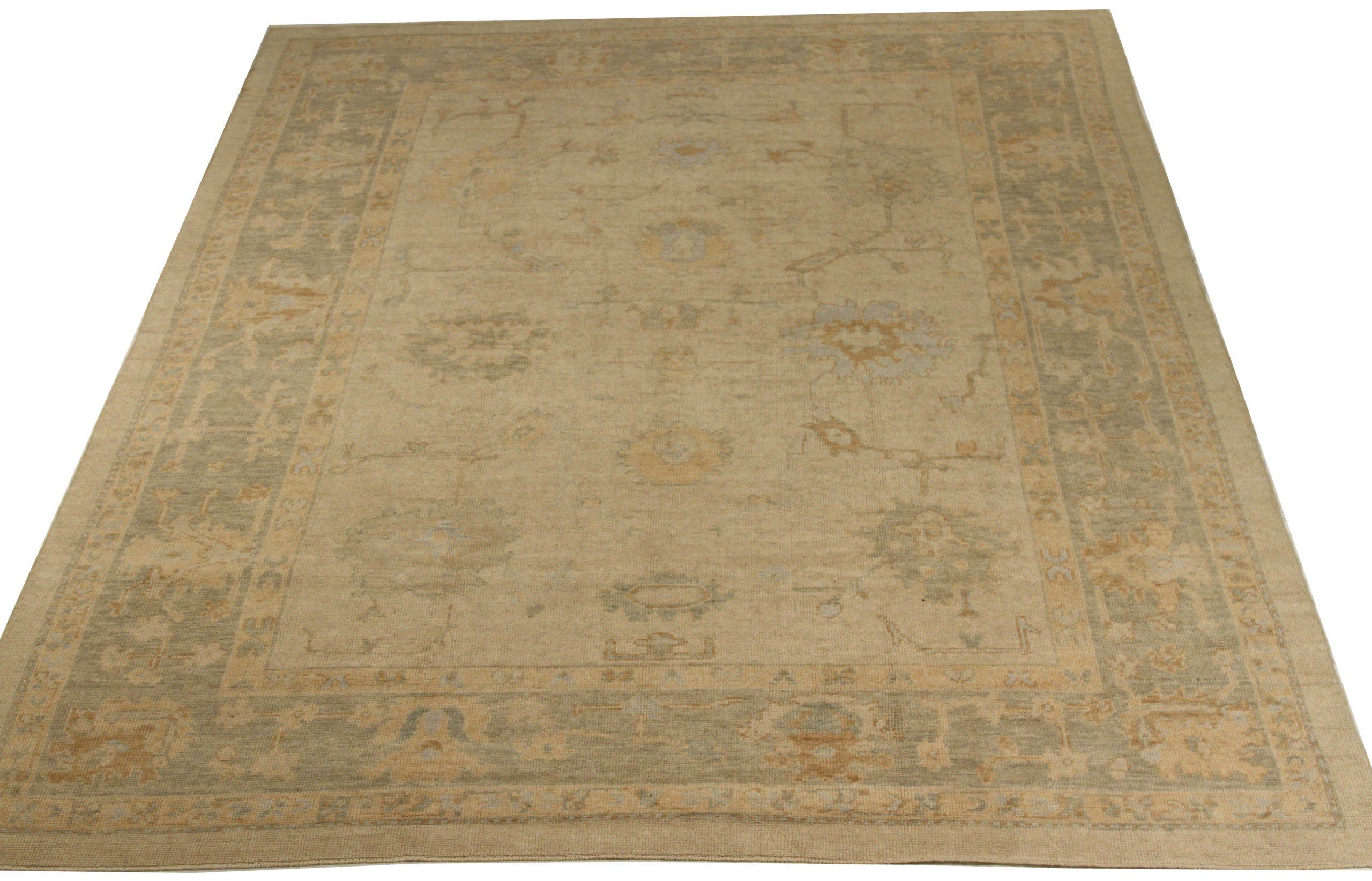 Entdecken Sie die Eleganz dieses einzigartigen Oushaks mit Teppichen aus der Zeit um 1990. Dieses exklusive Design, das mit viel Liebe zum Detail entworfen wurde, ist perfekt, um Ihren Raum zu verschönern.