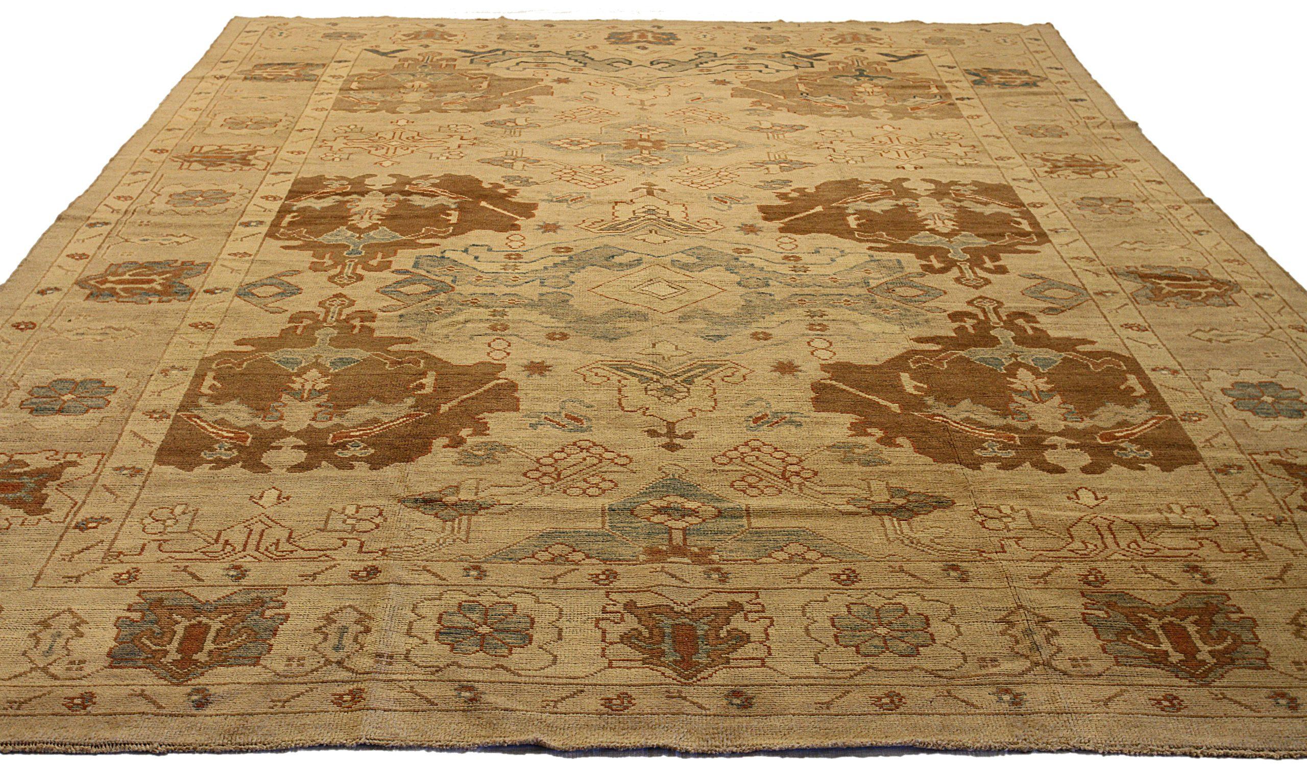 Scopri l'eleganza di questo tappeto Oushak unico nel suo genere, caratterizzato da tappeti d'area del 1990. Progettato con una meticolosa attenzione ai dettagli, questo design esclusivo è perfetto per valorizzare il tuo spazio.