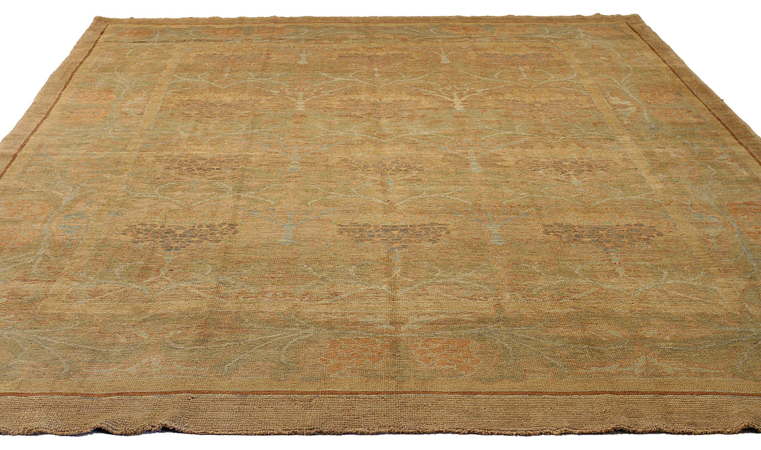 Scopri l'eleganza di questo tappeto Oushak unico nel suo genere, caratterizzato da tappeti d'area del 1990. Progettato con una meticolosa attenzione ai dettagli, questo design esclusivo è perfetto per valorizzare il tuo spazio.