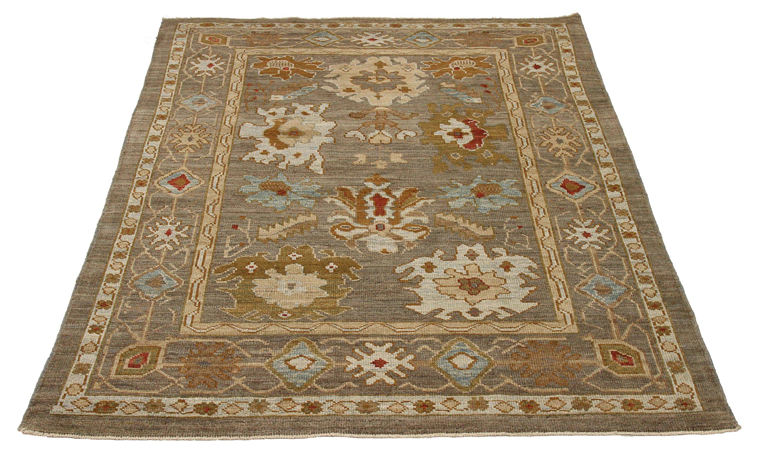 Entdecken Sie die Eleganz dieses einzigartigen Oushaks mit Teppichen aus der Zeit um 1990. Dieses exklusive Design, das mit viel Liebe zum Detail entworfen wurde, ist perfekt, um Ihren Raum zu verschönern.