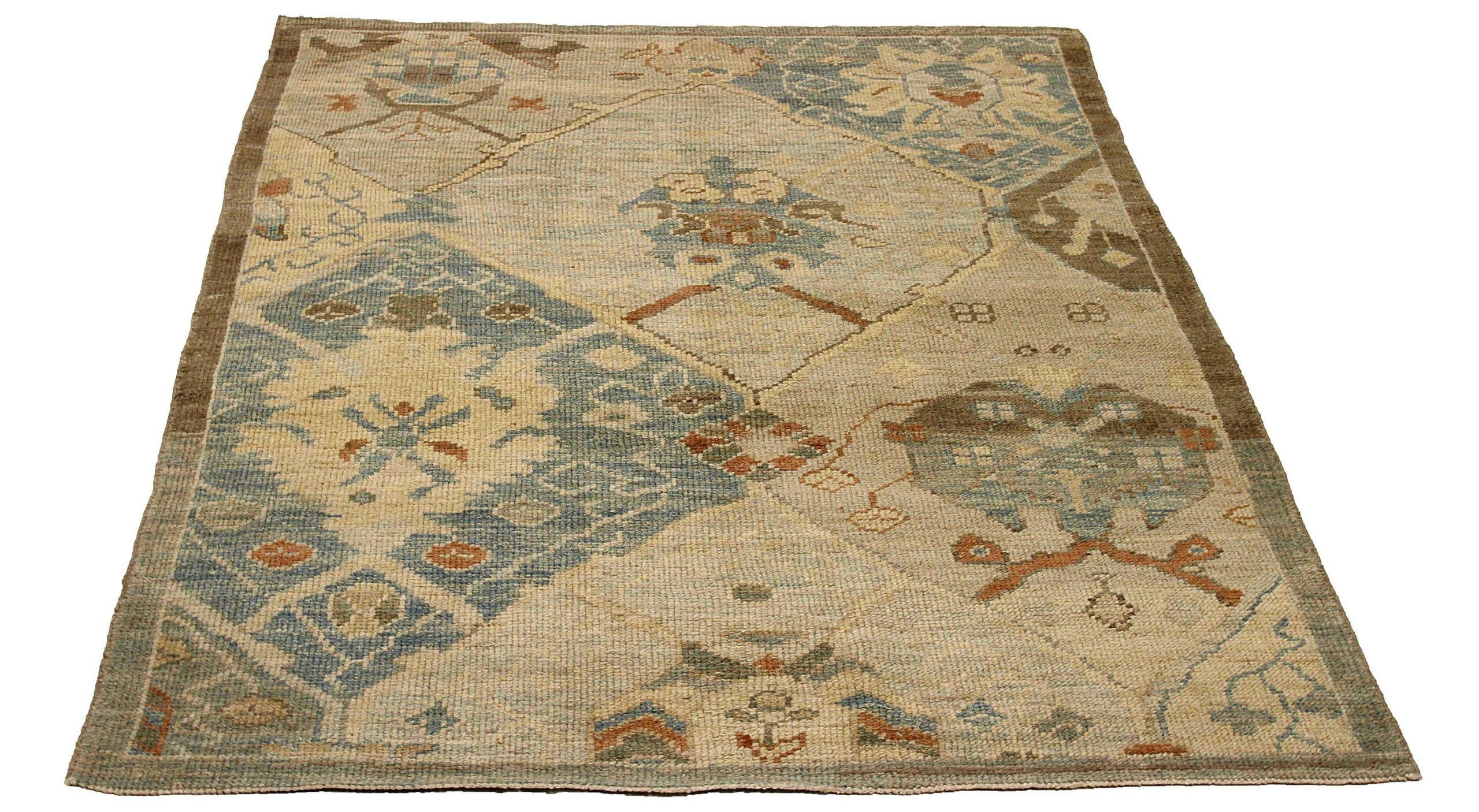 Scopri l'eleganza di questo tappeto Oushak unico nel suo genere, caratterizzato da tappeti d'area del 1990. Progettato con una meticolosa attenzione ai dettagli, questo design esclusivo è perfetto per valorizzare il tuo spazio.