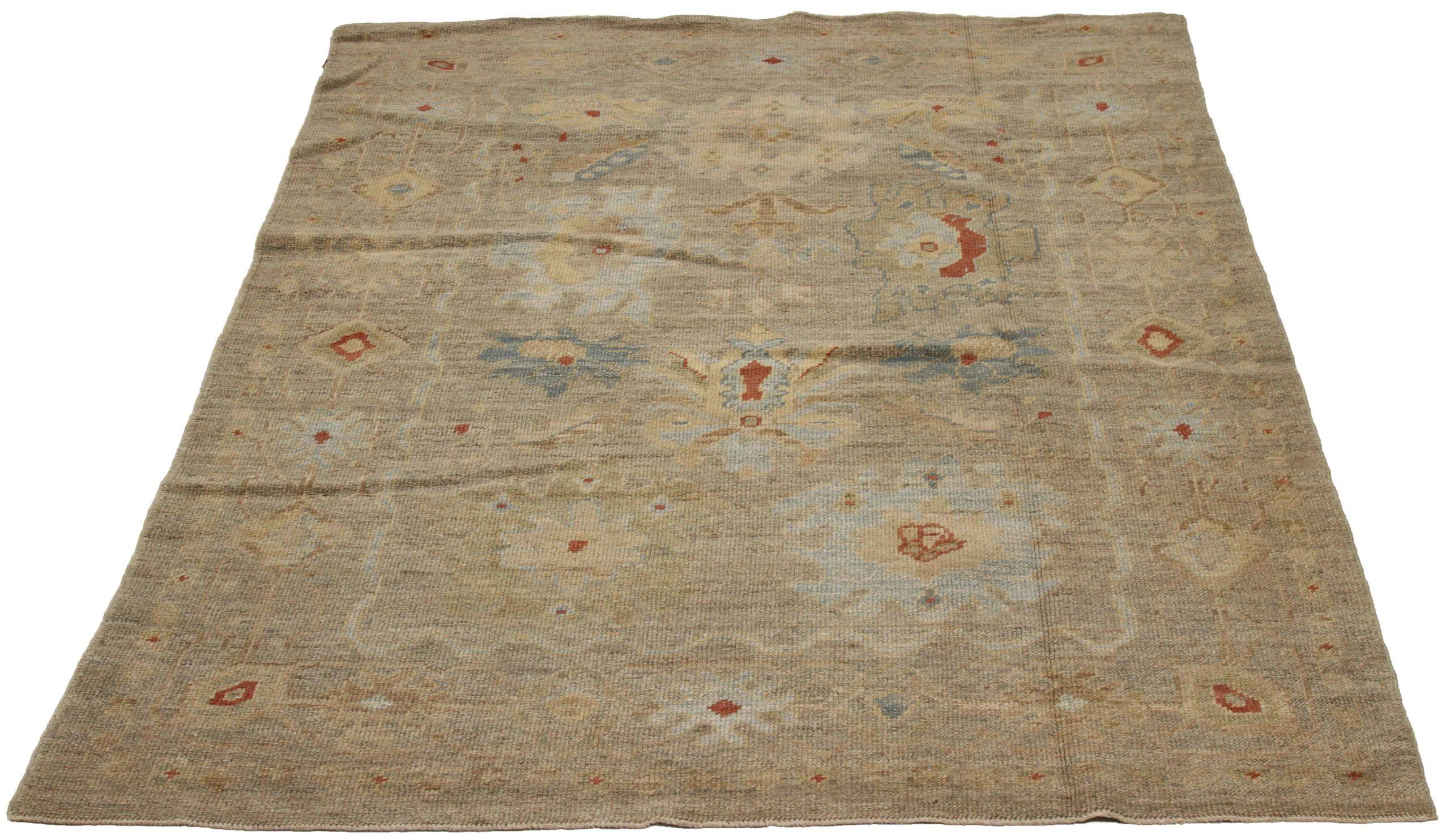 Découvrez l'élégance de ce tapis Oushak unique en son genre, datant de 1990. Conçu avec une attention méticuleuse aux détails, ce design exclusif est parfait pour mettre en valeur votre espace.
