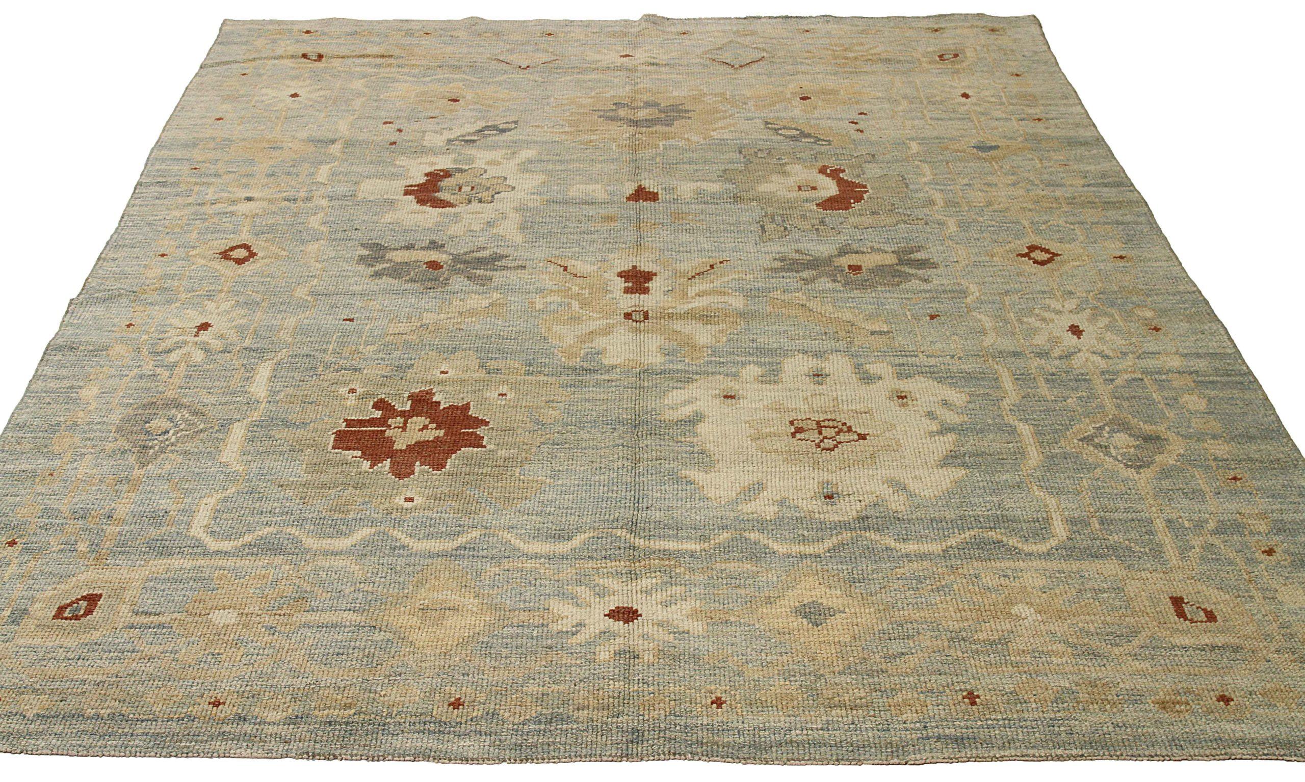 Scopri l'eleganza di questo tappeto Oushak unico nel suo genere, caratterizzato da tappeti d'area del 1990. Progettato con una meticolosa attenzione ai dettagli, questo design esclusivo è perfetto per valorizzare il tuo spazio.