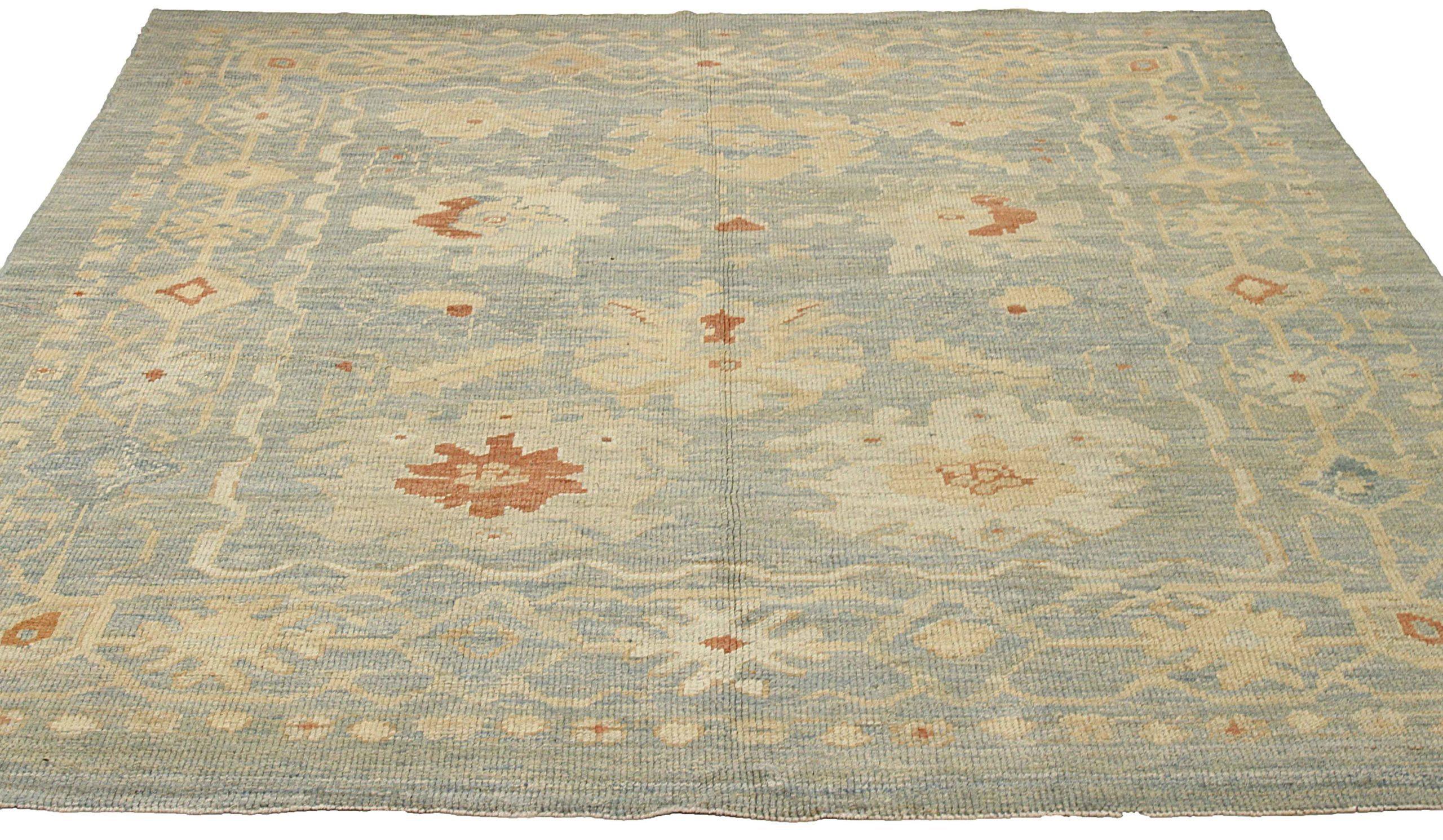 Entdecken Sie die Eleganz dieses einzigartigen Oushaks mit Teppichen aus der Zeit um 1990. Dieses exklusive Design, das mit viel Liebe zum Detail entworfen wurde, ist perfekt, um Ihren Raum zu verschönern.