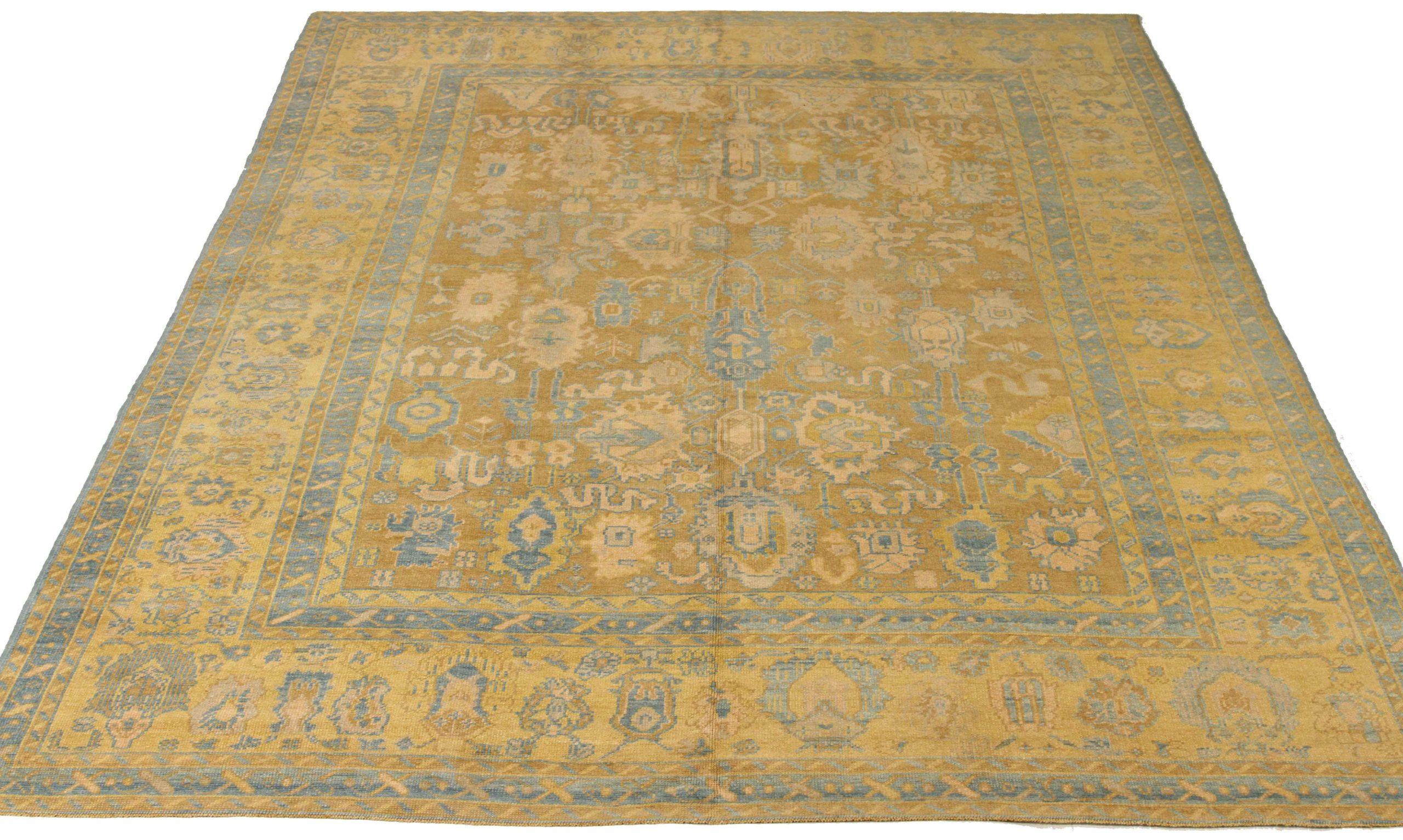 Descubre la elegancia de esta exclusiva alfombra Oushak de Circa 1990. Diseñado con meticulosa atención al detalle, este diseño exclusivo es perfecto para realzar tu espacio.