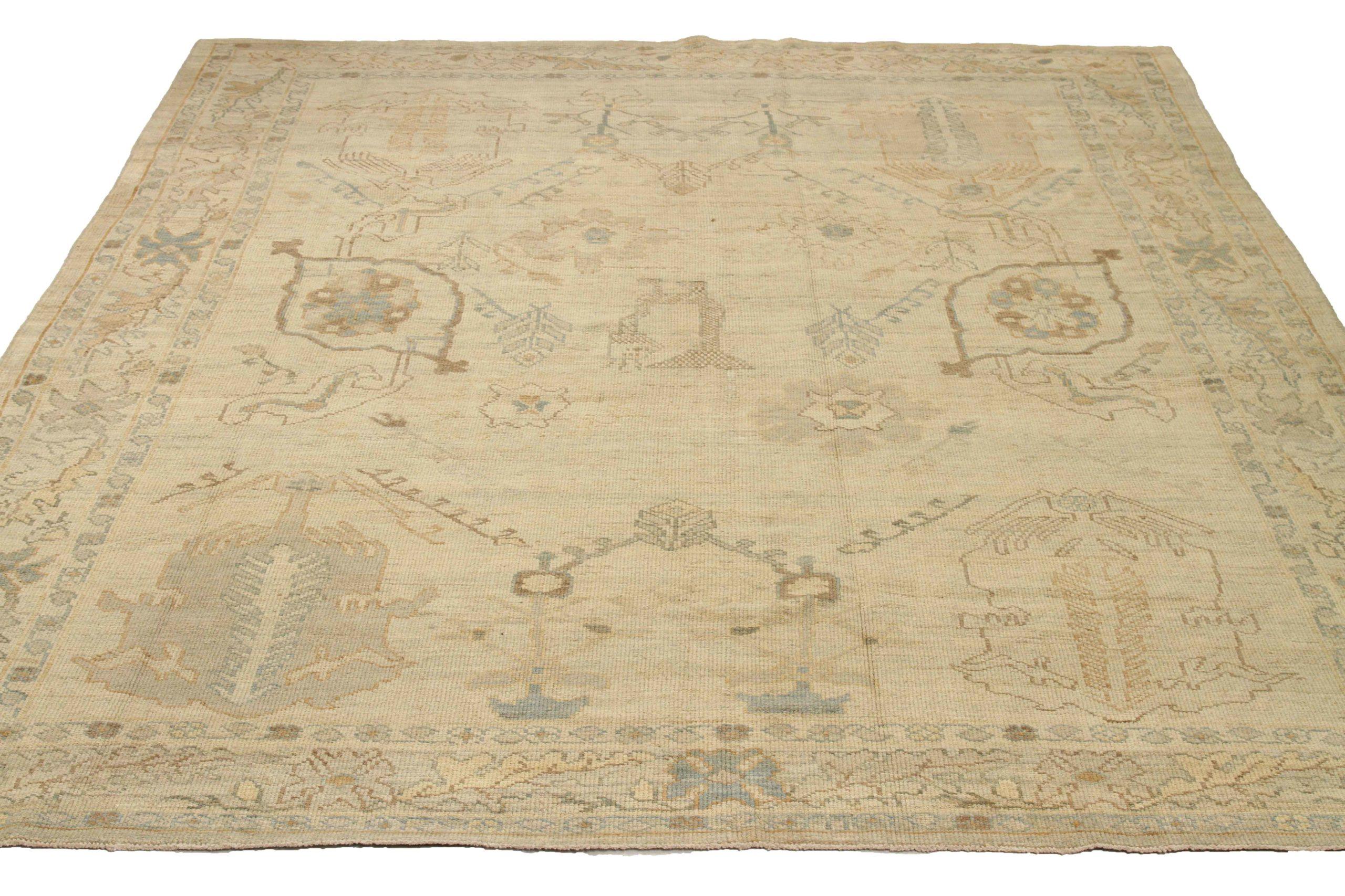Descubre la elegancia de esta exclusiva alfombra Oushak de Circa 1990. Diseñado con meticulosa atención al detalle, este diseño exclusivo es perfecto para realzar tu espacio.
