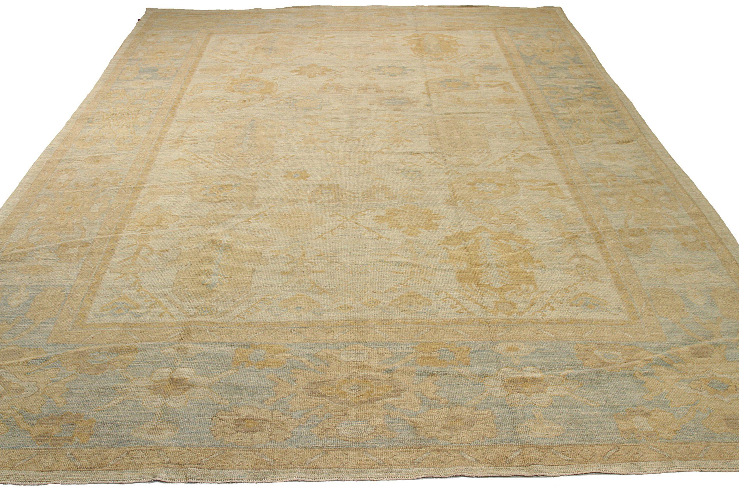 Scopri l'eleganza di questo tappeto Oushak unico nel suo genere, caratterizzato da tappeti d'area del 1990. Progettato con una meticolosa attenzione ai dettagli, questo design esclusivo è perfetto per valorizzare il tuo spazio.