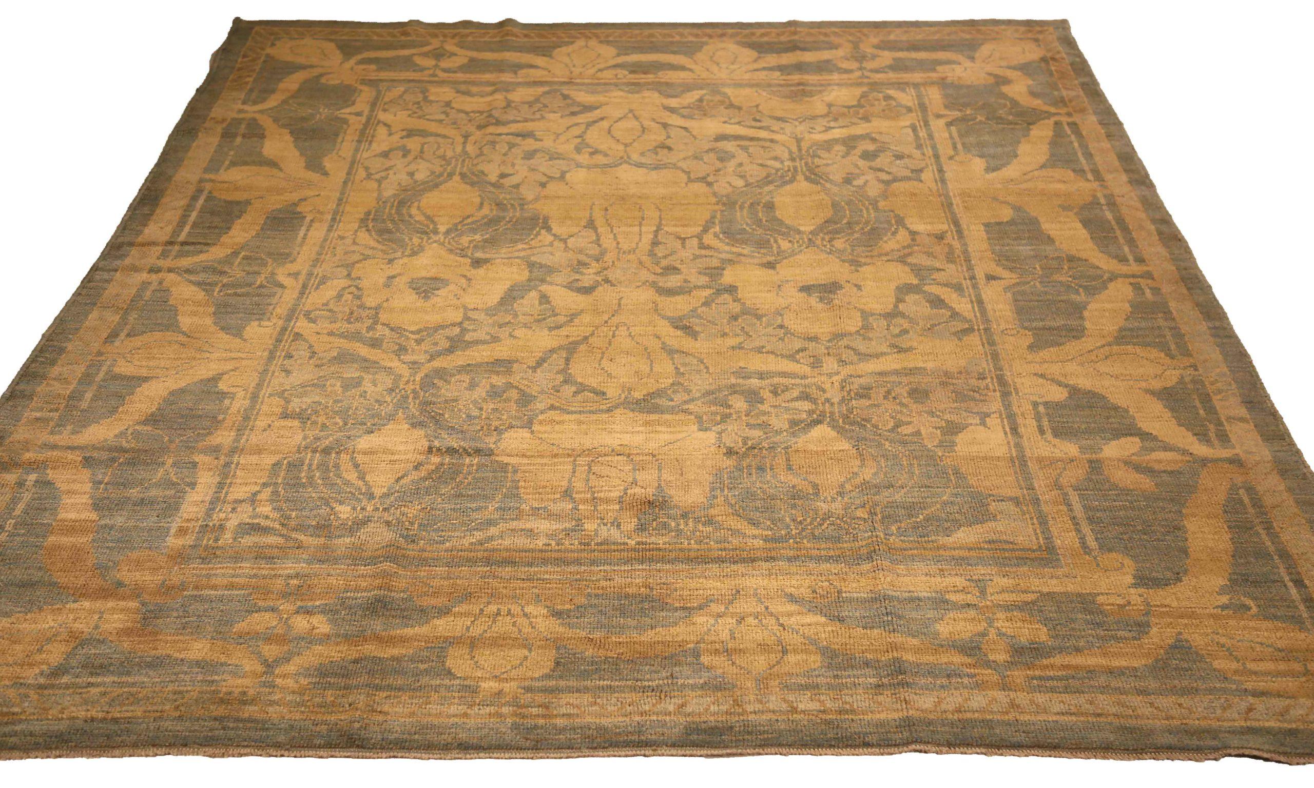 Scopri l'eleganza di questo tappeto Oushak unico nel suo genere, caratterizzato da tappeti d'area del 1990. Progettato con una meticolosa attenzione ai dettagli, questo design esclusivo è perfetto per valorizzare il tuo spazio.