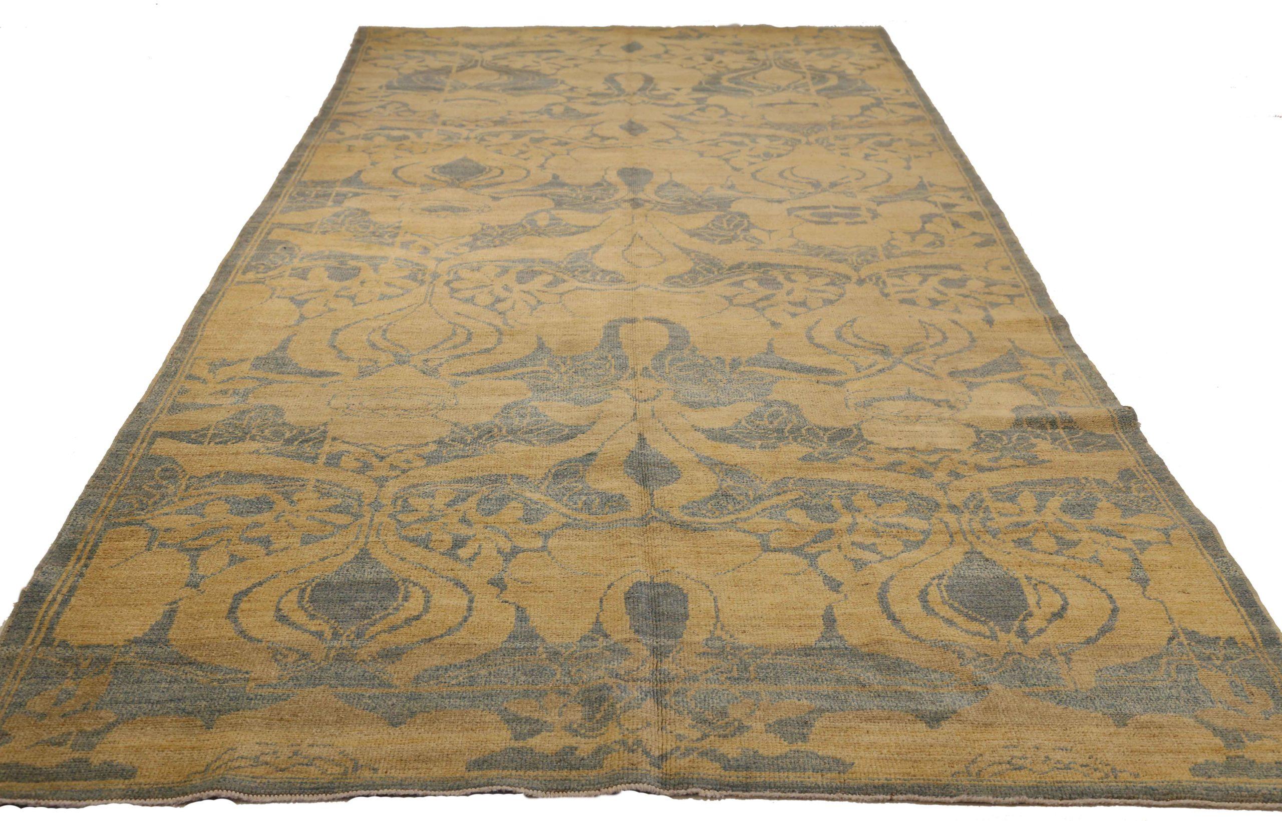 Scopri l'eleganza di questo tappeto Oushak unico nel suo genere, caratterizzato da tappeti d'area del 1990. Progettato con una meticolosa attenzione ai dettagli, questo design esclusivo è perfetto per valorizzare il tuo spazio.