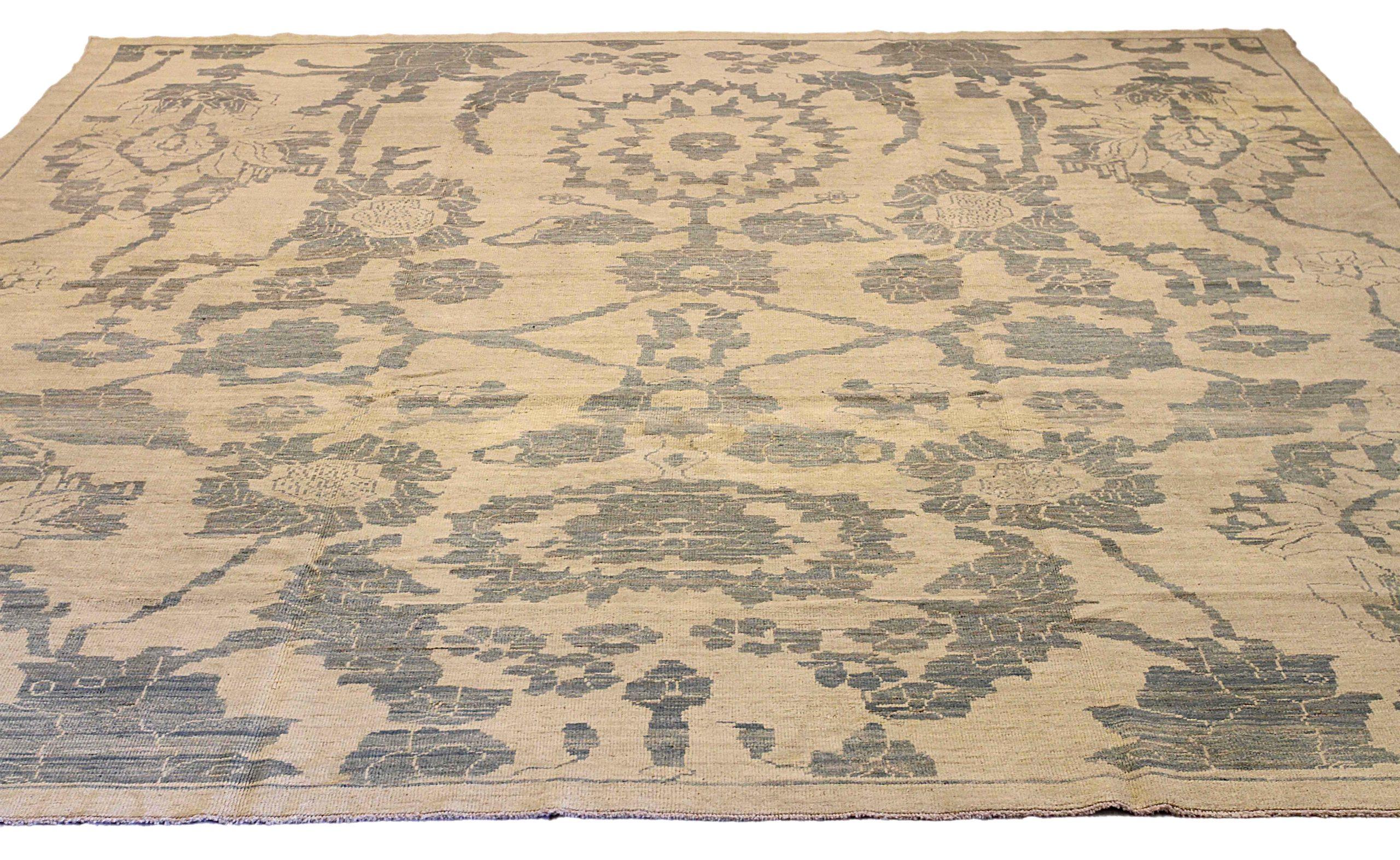 Entdecken Sie die Eleganz dieses einzigartigen Oushaks mit Teppichen aus der Zeit um 1990. Dieses exklusive Design, das mit viel Liebe zum Detail entworfen wurde, ist perfekt, um Ihren Raum zu verschönern.