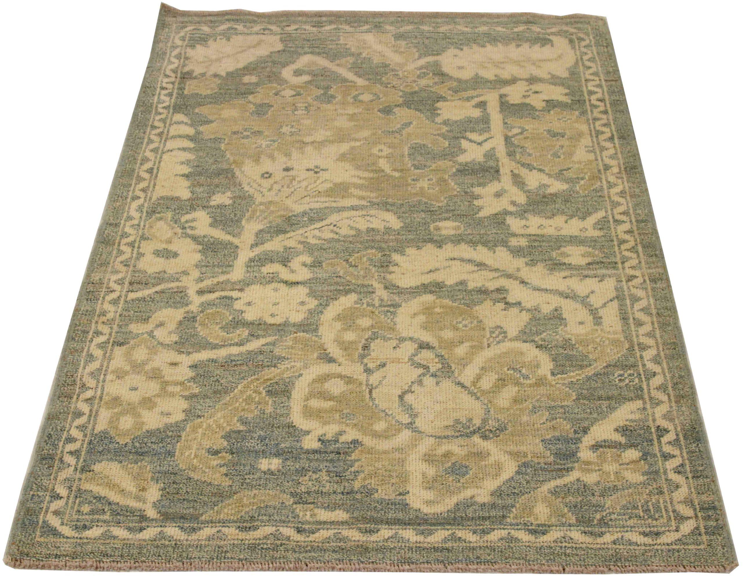 Entdecken Sie die Eleganz dieses einzigartigen Oushaks mit Teppichen aus der Zeit um 1990. Dieses exklusive Design, das mit viel Liebe zum Detail entworfen wurde, ist perfekt, um Ihren Raum zu verschönern.