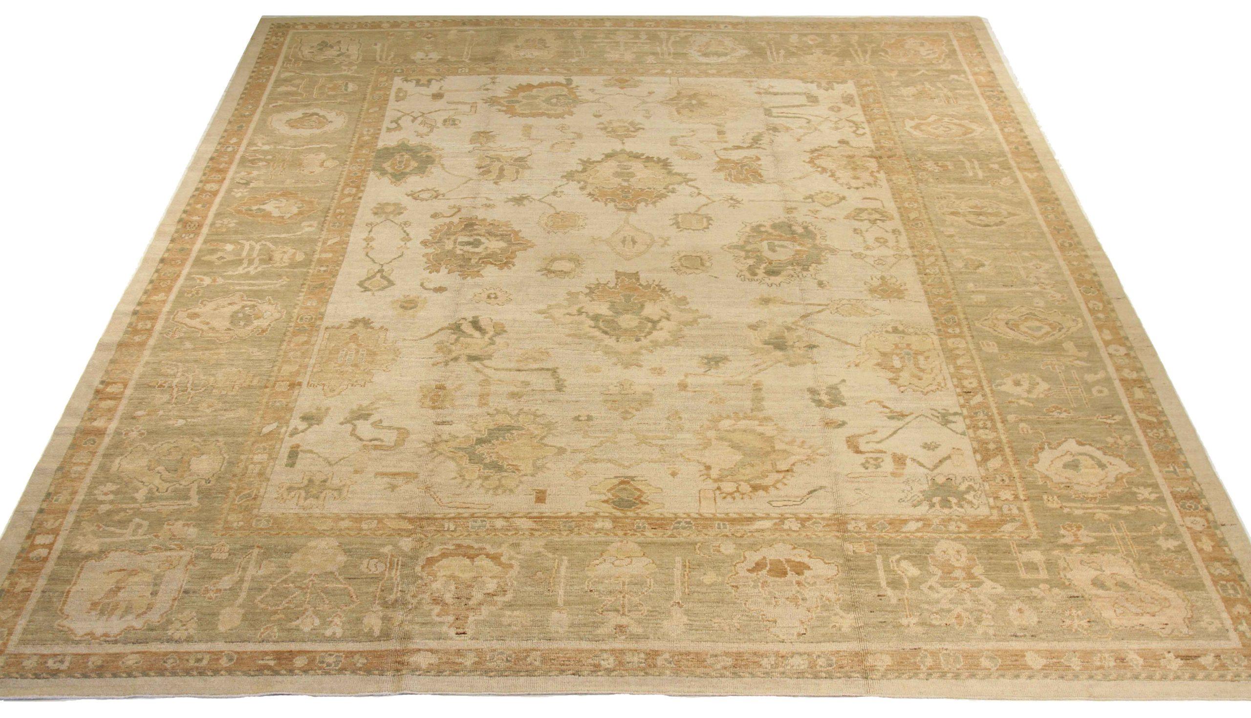 Descubre la elegancia de esta exclusiva alfombra Oushak de Circa 1990. Diseñado con meticulosa atención al detalle, este diseño exclusivo es perfecto para realzar tu espacio.