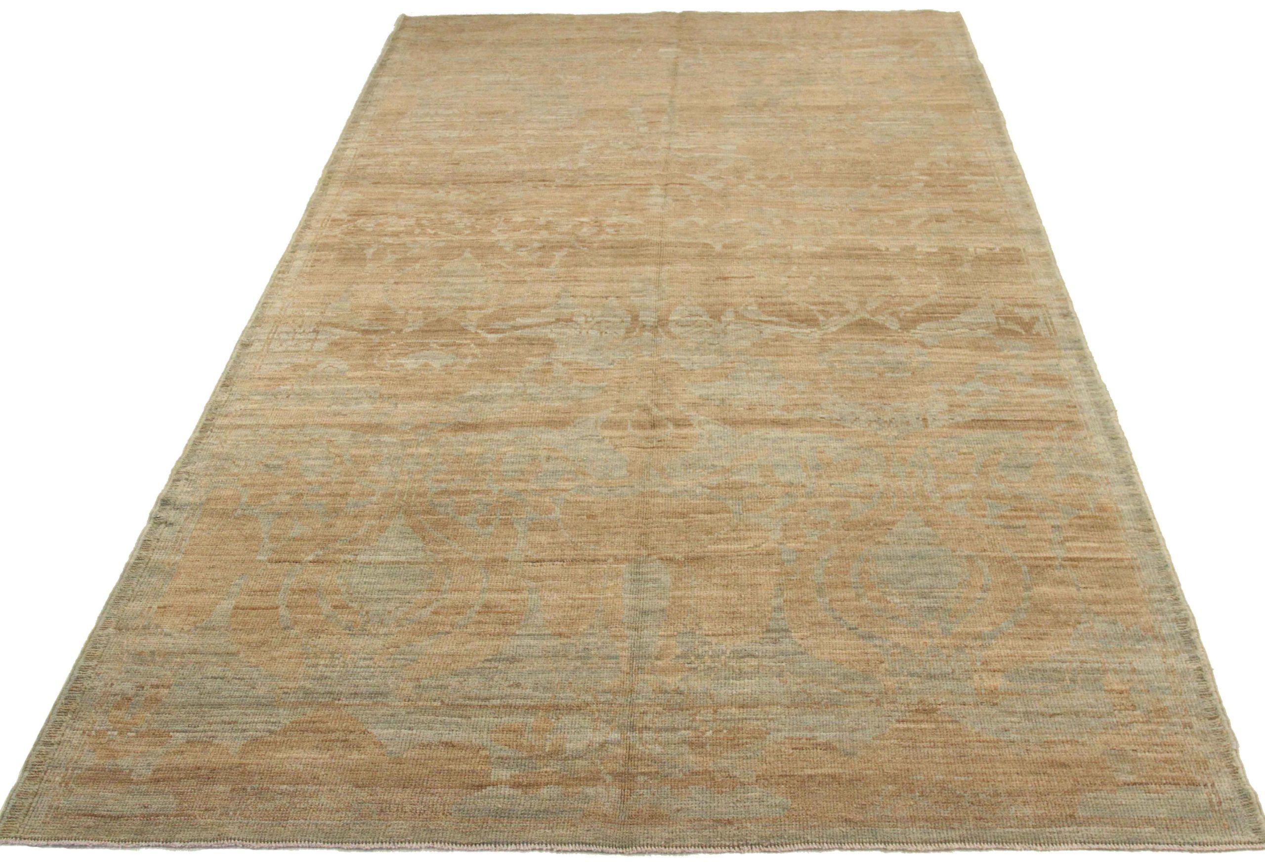 Découvrez l'élégance de ce tapis Oushak unique en son genre, datant de 1990. Conçu avec une attention méticuleuse aux détails, ce design exclusif est parfait pour mettre en valeur votre espace.