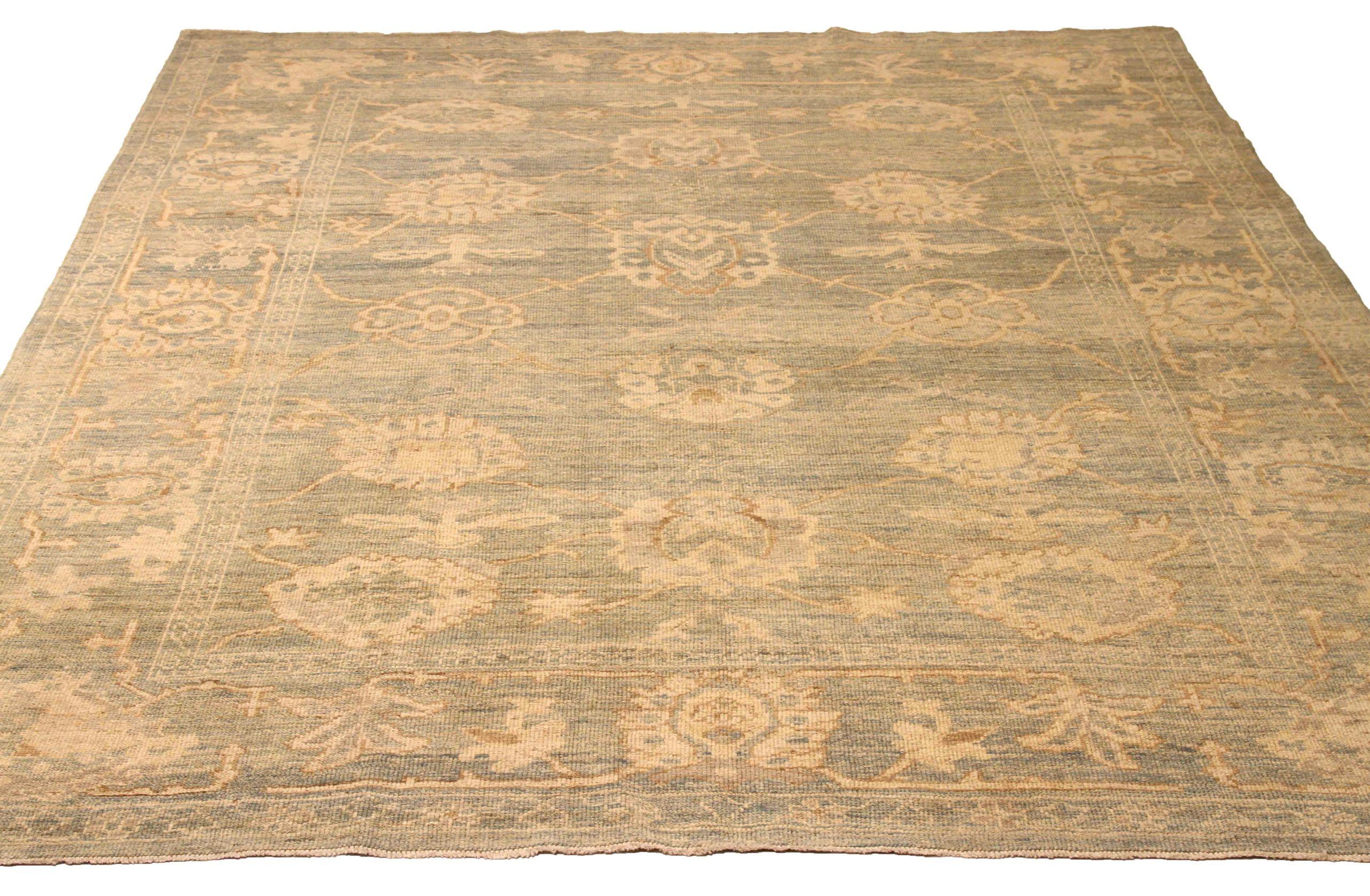 Scopri l'eleganza di questo tappeto Oushak unico nel suo genere, caratterizzato da tappeti d'area del 1990. Progettato con una meticolosa attenzione ai dettagli, questo design esclusivo è perfetto per valorizzare il tuo spazio.