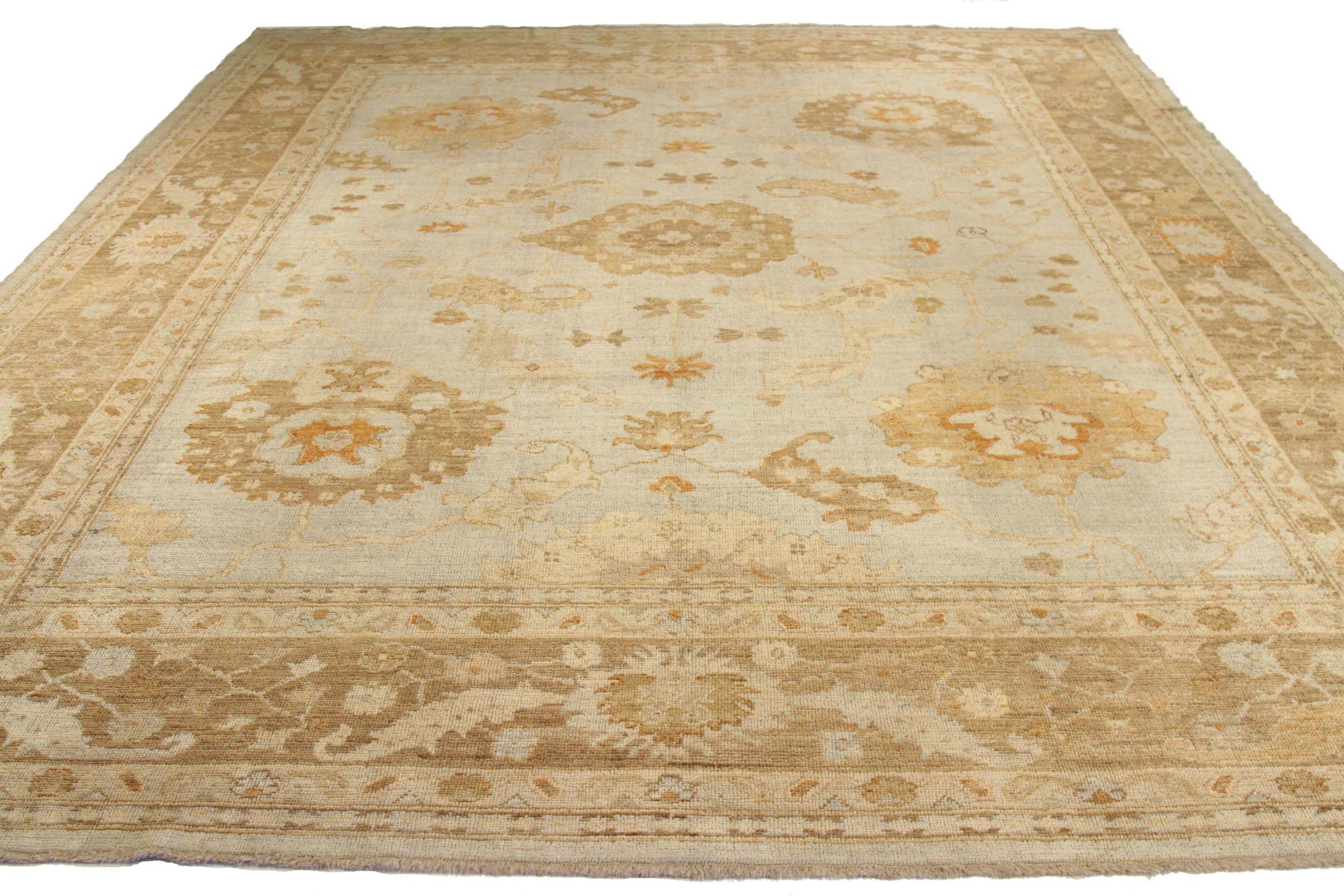 Scopri l'eleganza di questo tappeto Oushak unico nel suo genere, caratterizzato da tappeti d'area del 1990. Progettato con una meticolosa attenzione ai dettagli, questo design esclusivo è perfetto per valorizzare il tuo spazio.