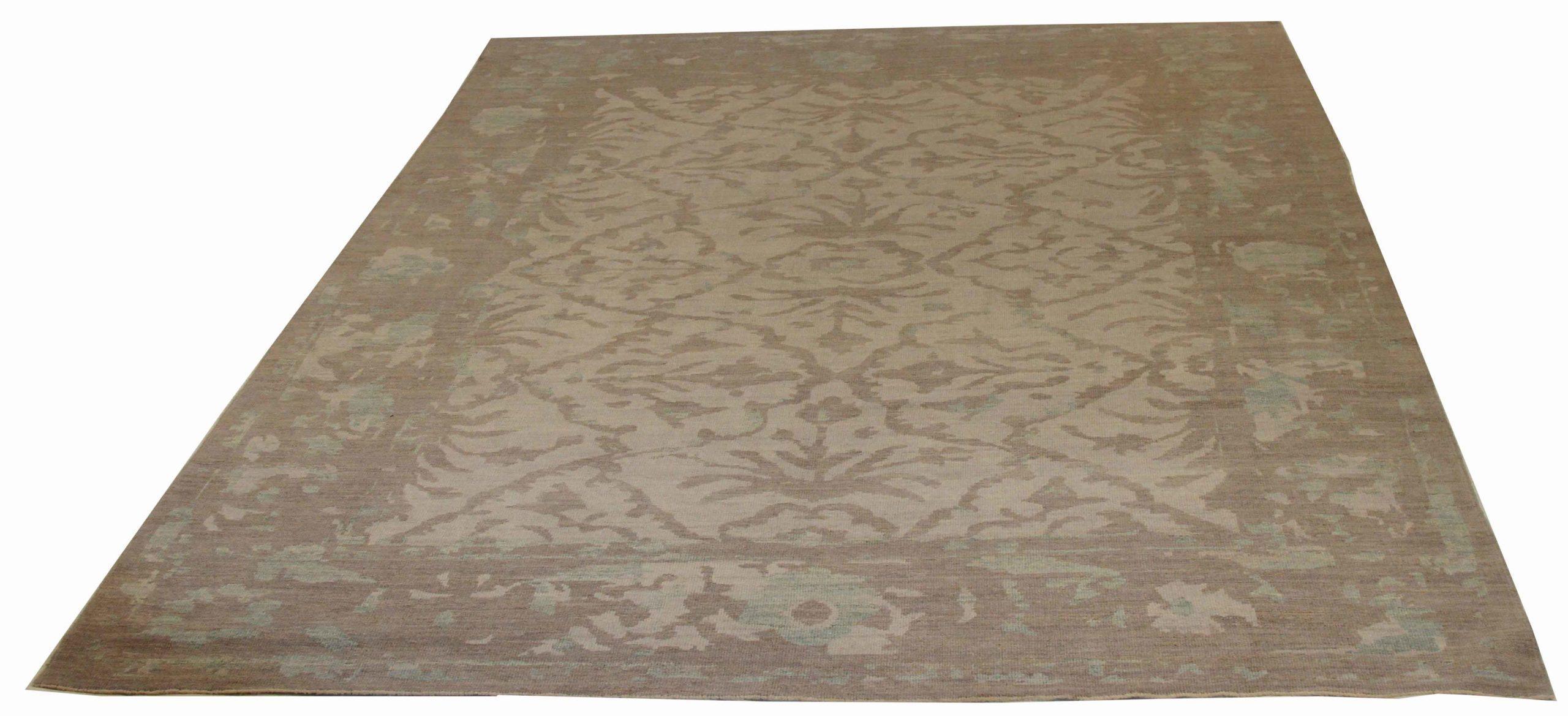 Entdecken Sie die Eleganz dieses einzigartigen Oushaks mit Teppichen aus der Zeit um 1990. Dieses exklusive Design, das mit viel Liebe zum Detail entworfen wurde, ist perfekt, um Ihren Raum zu verschönern.