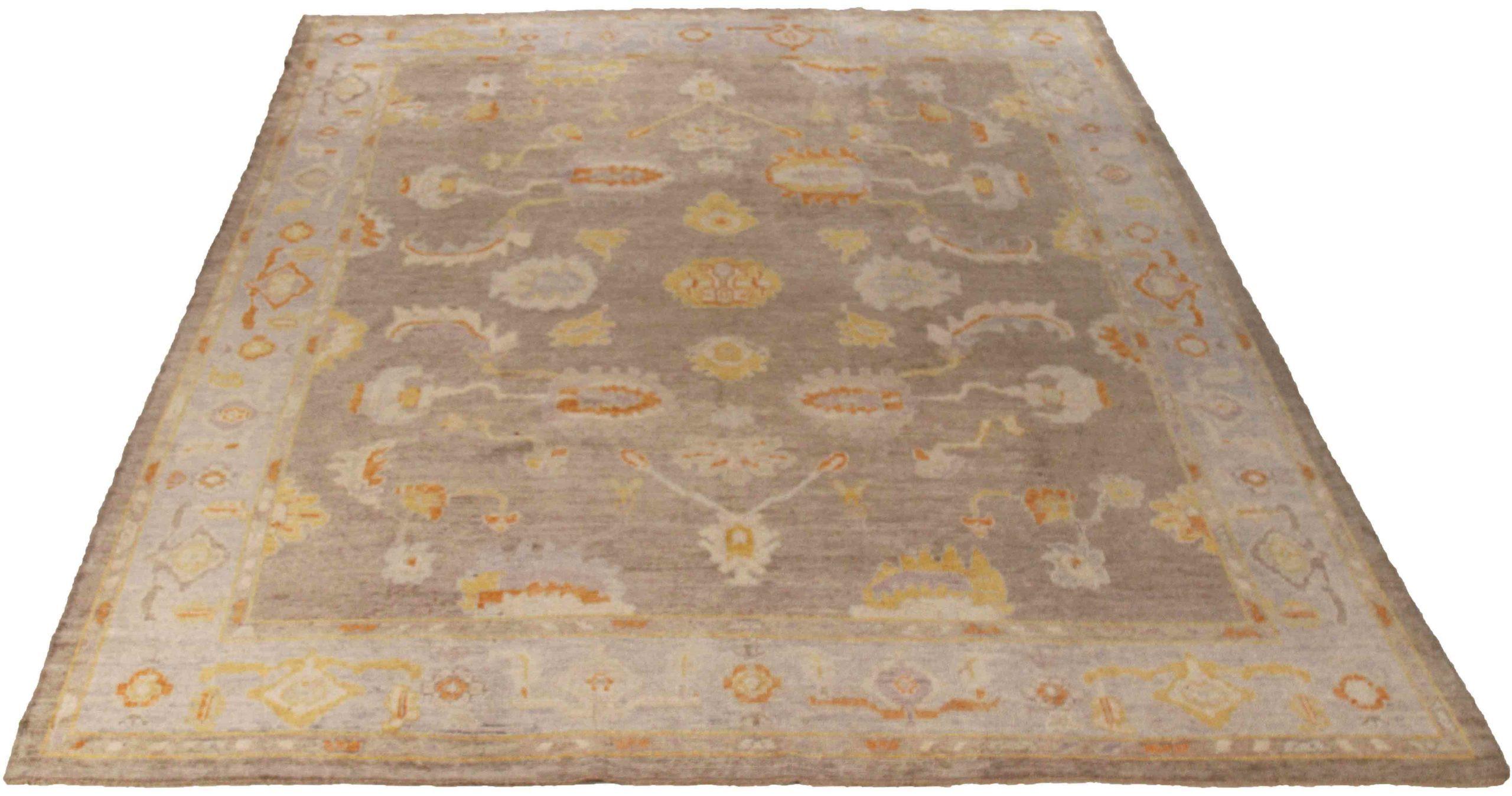 Découvrez l'élégance des tapis d'Afghanistan Oushak de Circa 1990. Conçu avec de la laine et du bleu/orange/taupe/jaune, ce design exclusif est parfait pour mettre en valeur votre espace.