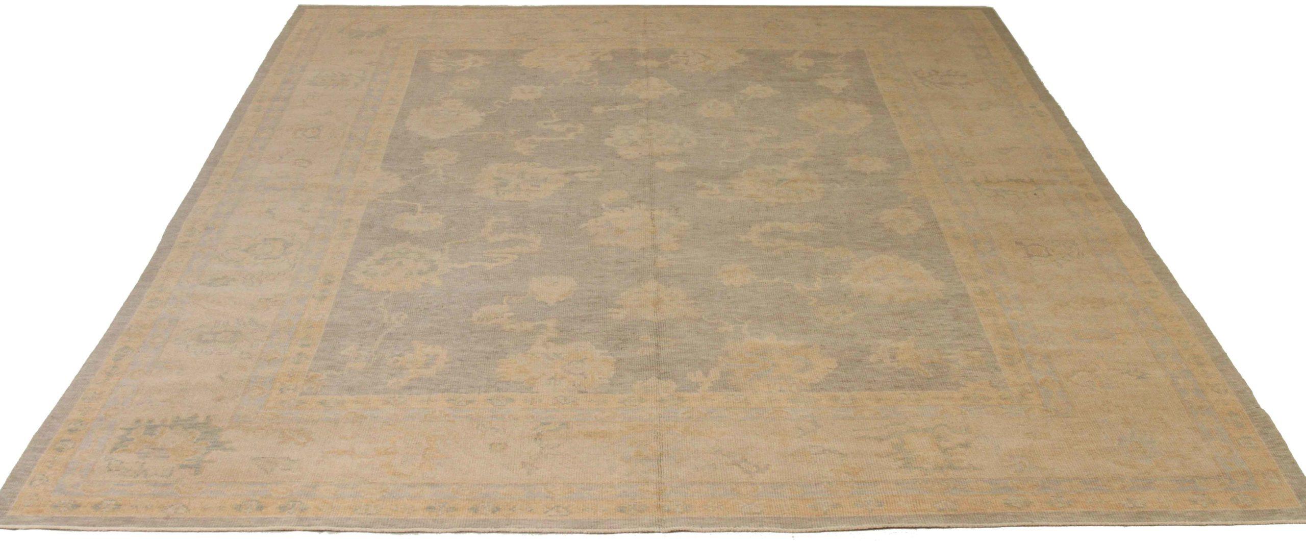 Entdecken Sie die Eleganz dieses einzigartigen Oushak-Teppichs mit Area Rugs. Dieses exklusive Design, das mit viel Liebe zum Detail entworfen wurde, ist perfekt, um Ihren Raum zu verschönern.