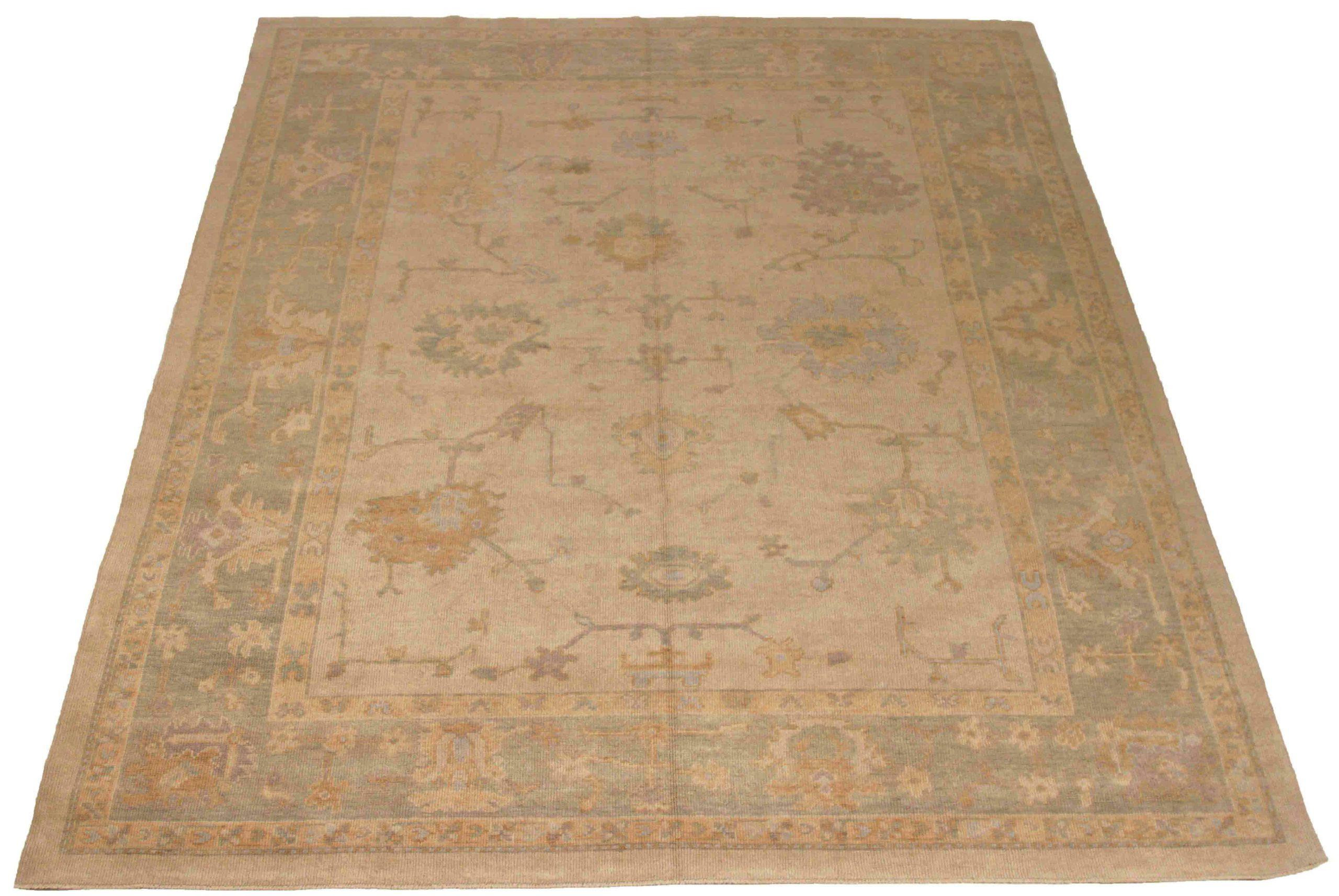 Scopri l'eleganza di questo tappeto unico di Oushak. Progettato con una meticolosa attenzione ai dettagli, questo design esclusivo è perfetto per valorizzare il tuo spazio.