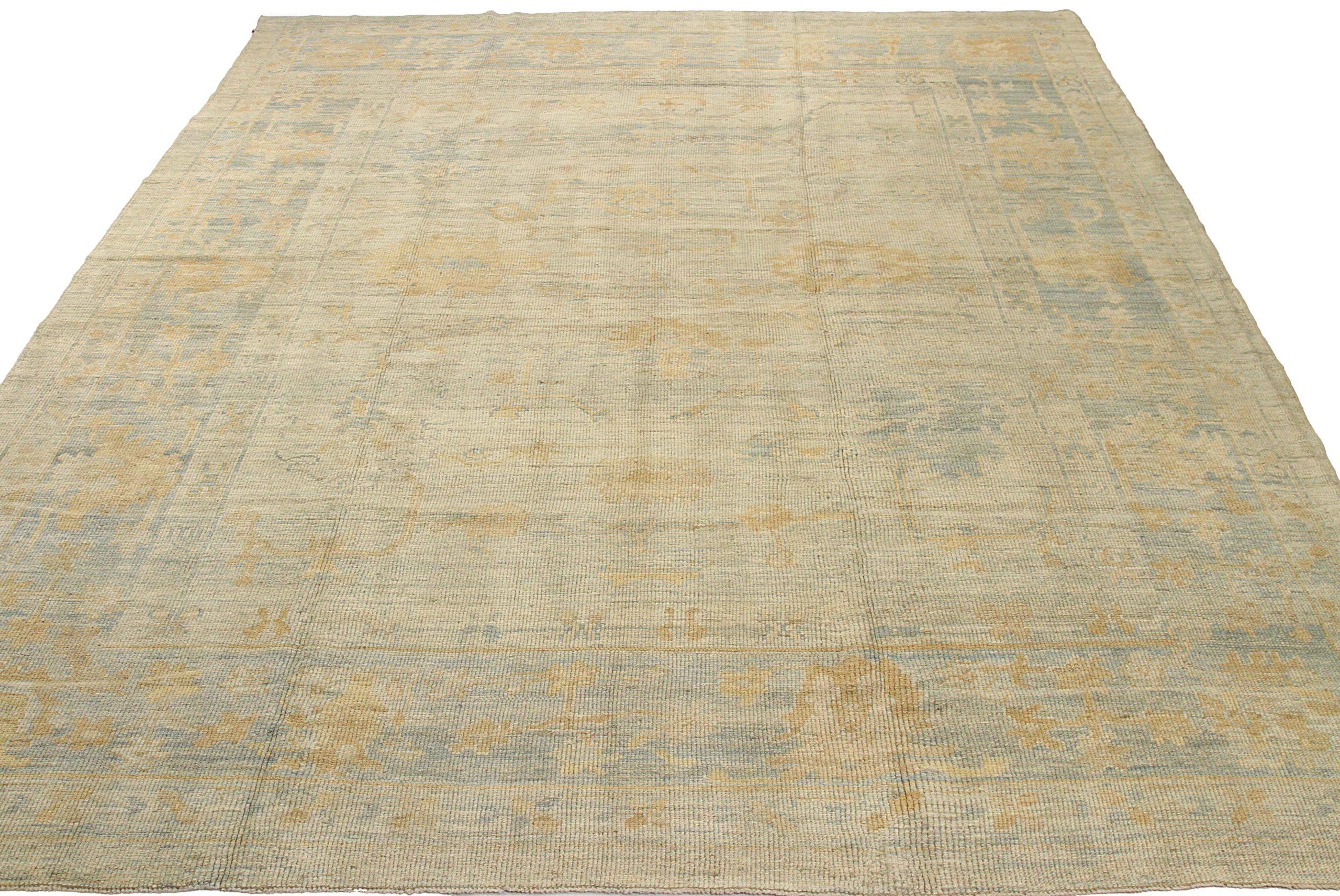 Entdecken Sie die Eleganz dieses einzigartigen Oushak-Teppichs mit Area Rugs. Dieses exklusive Design, das mit viel Liebe zum Detail entworfen wurde, ist perfekt, um Ihren Raum zu verschönern.