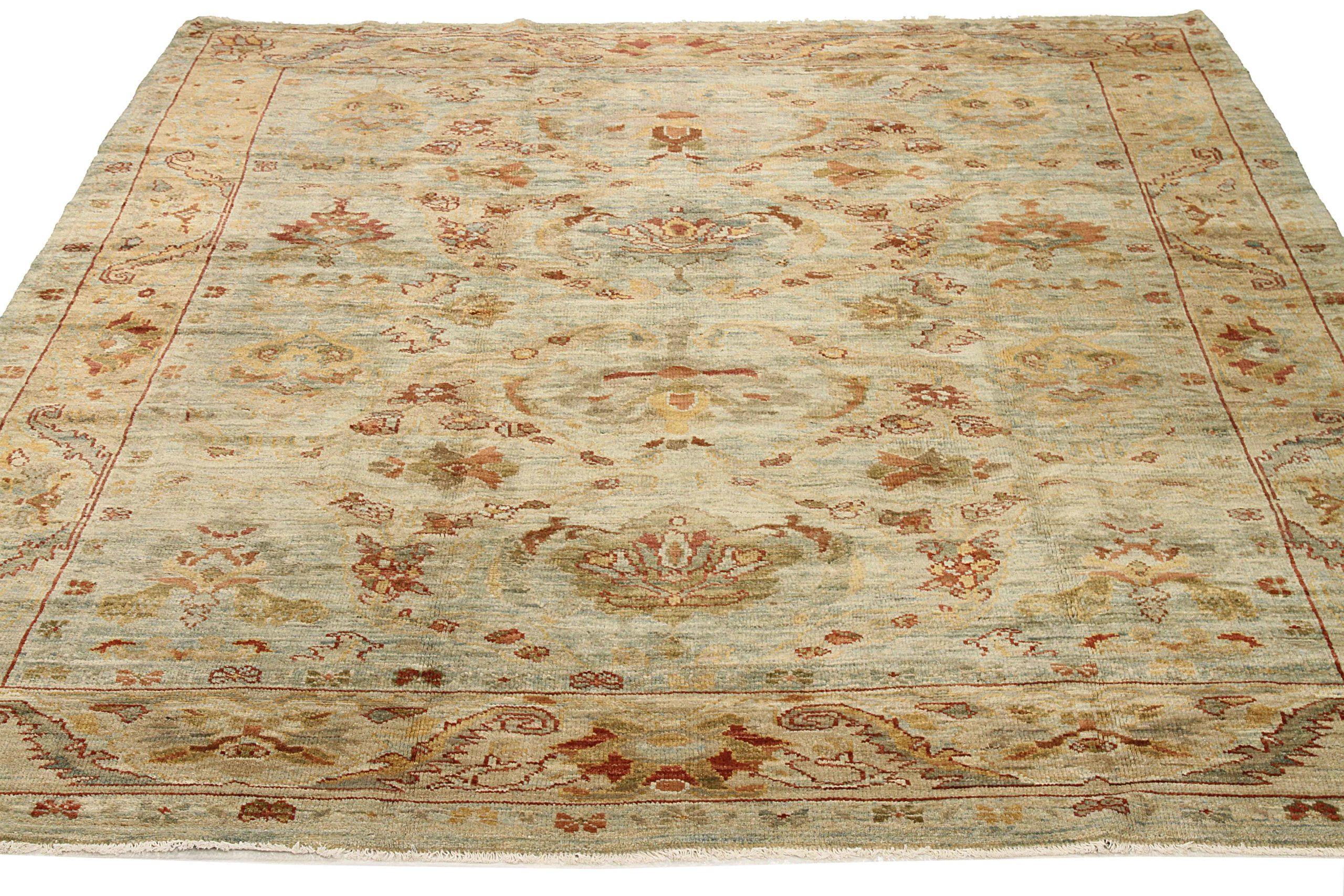 Scopri l'eleganza di questo tappeto unico di Oushak. Progettato con una meticolosa attenzione ai dettagli, questo design esclusivo è perfetto per valorizzare il tuo spazio.