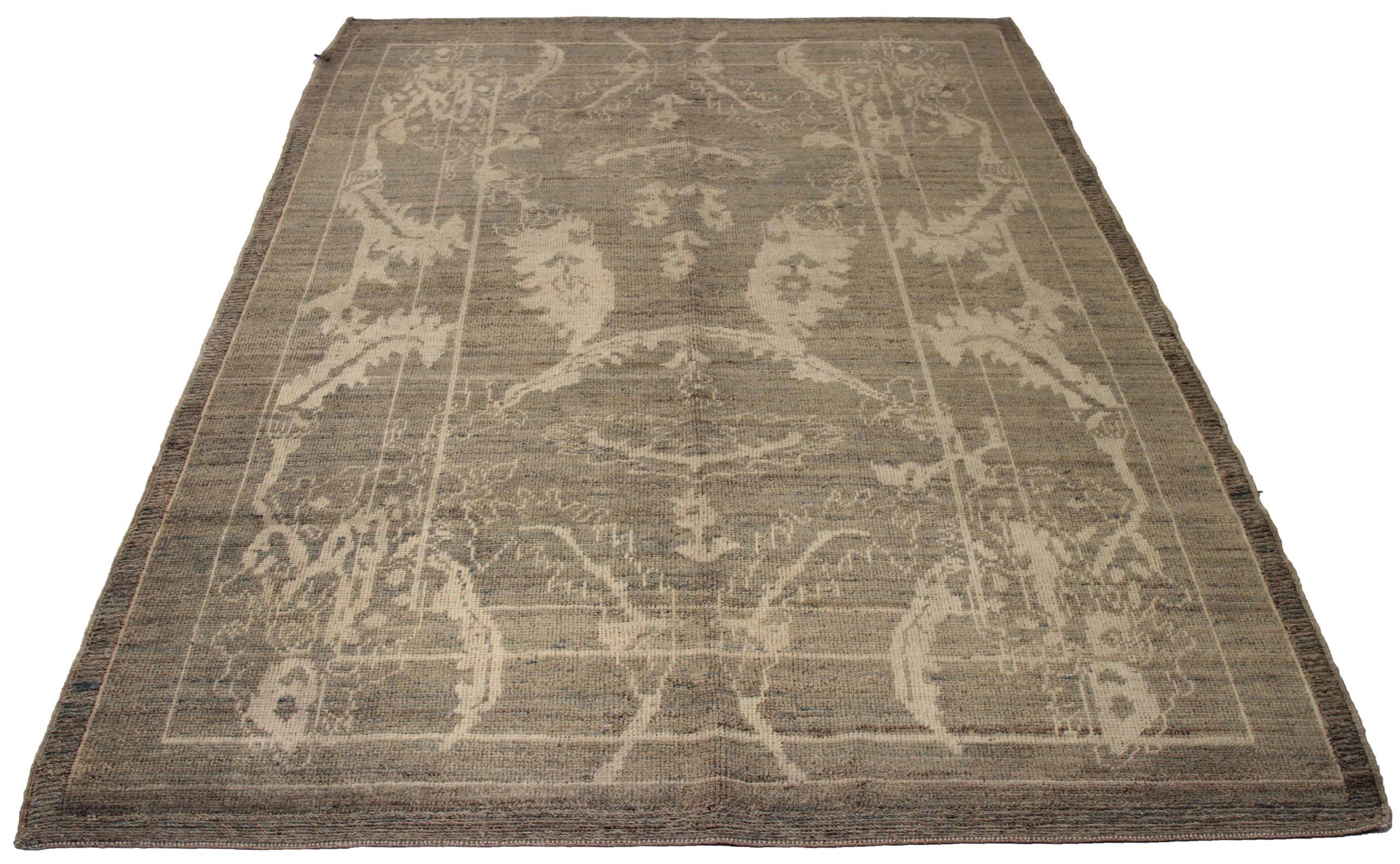 Entdecken Sie die Eleganz dieses einzigartigen Oushak-Teppichs mit Area Rugs. Dieses exklusive Design, das mit viel Liebe zum Detail entworfen wurde, ist perfekt, um Ihren Raum zu verschönern.