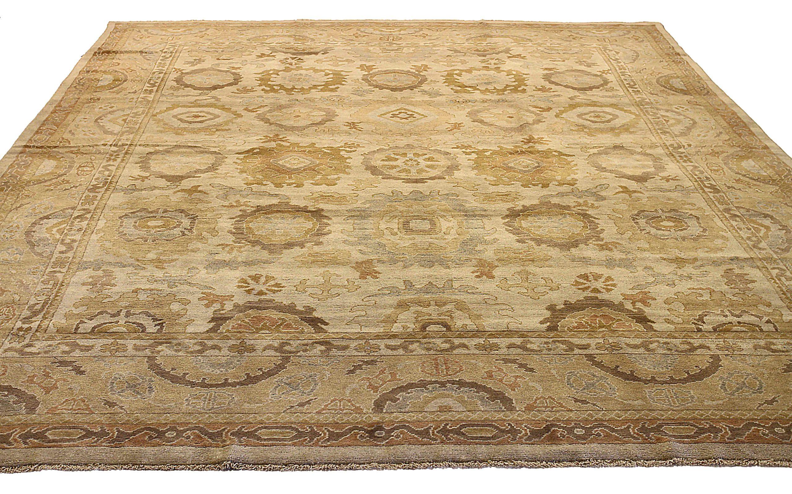 Entdecken Sie die Eleganz dieses einzigartigen Oushak-Teppichs mit Area Rugs. Dieses exklusive Design, das mit viel Liebe zum Detail entworfen wurde, ist perfekt, um Ihren Raum zu verschönern.