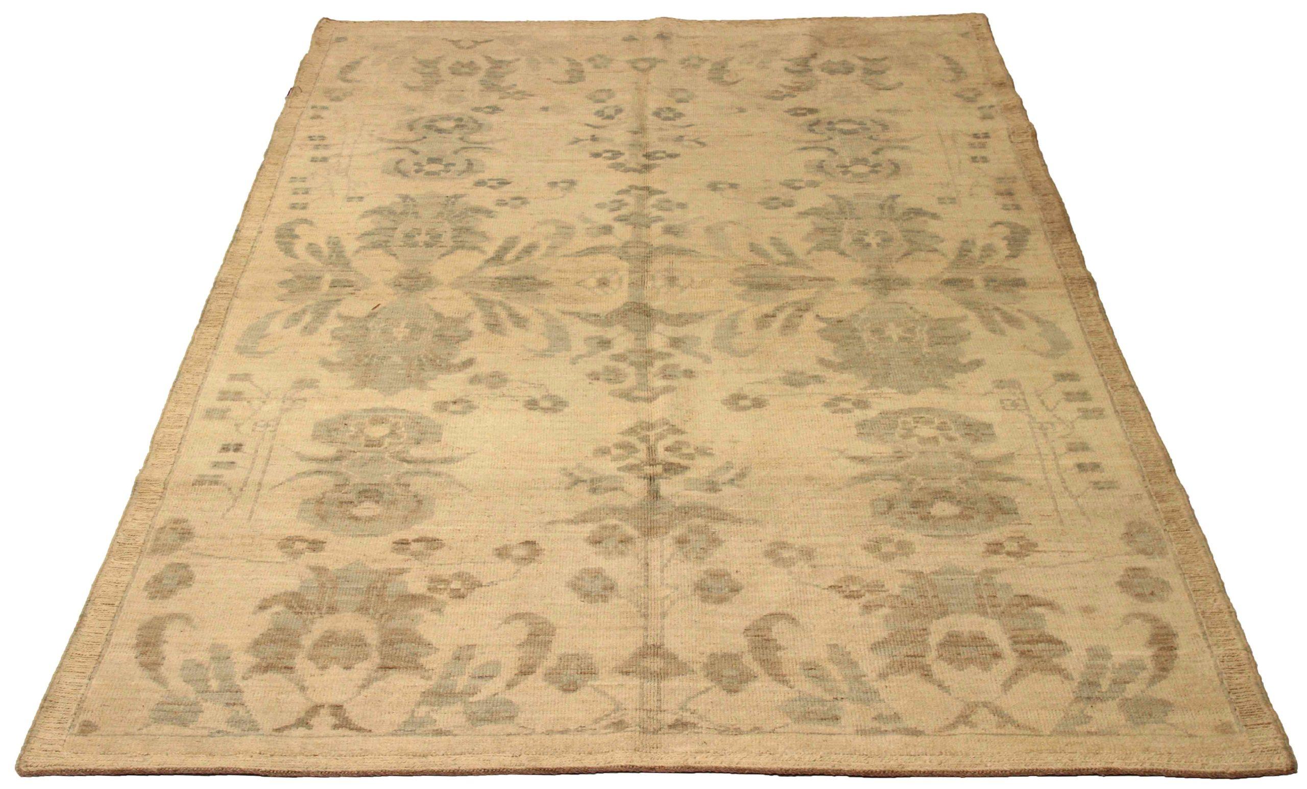 Scopri l'eleganza di questo tappeto unico di Oushak. Progettato con una meticolosa attenzione ai dettagli, questo design esclusivo è perfetto per valorizzare il tuo spazio.