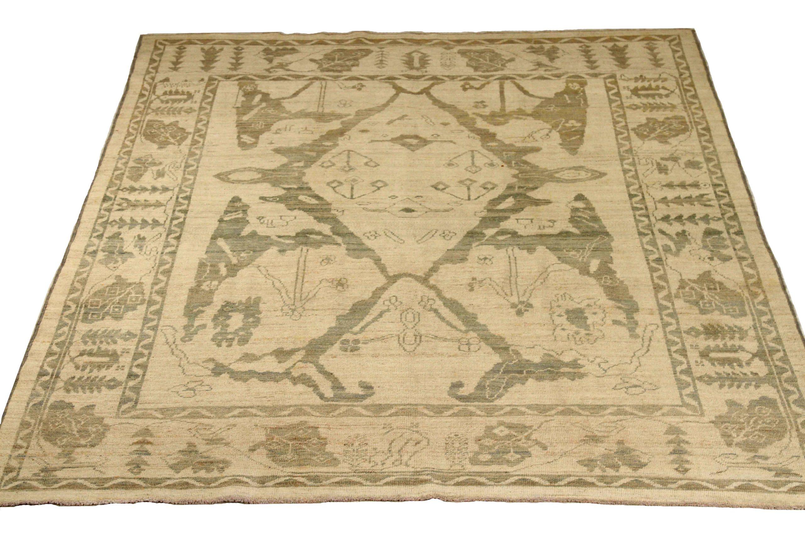 Entdecken Sie die Eleganz dieses einzigartigen Oushak-Teppichs mit Area Rugs. Dieses exklusive Design, das mit viel Liebe zum Detail entworfen wurde, ist perfekt, um Ihren Raum zu verschönern.