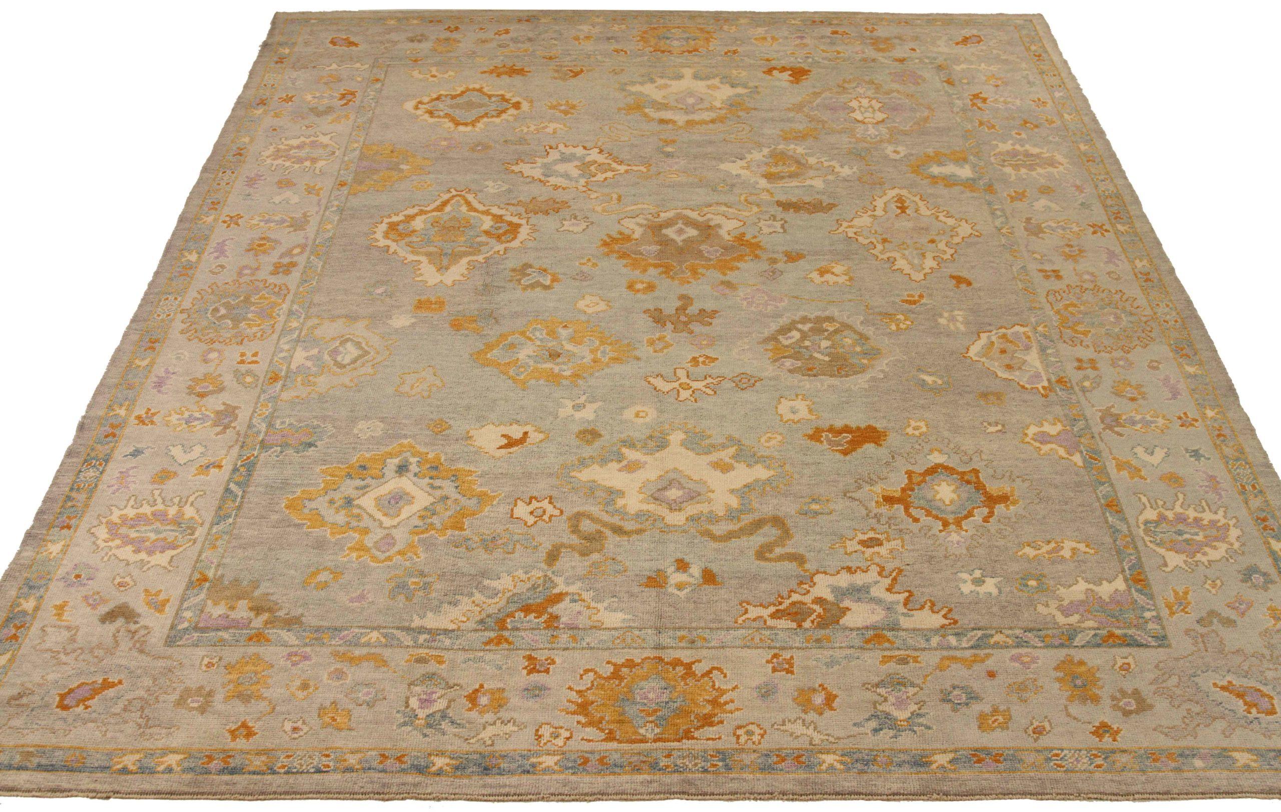 Entdecken Sie die Eleganz dieses einzigartigen Oushak-Teppichs mit Area Rugs. Dieses exklusive Design, das mit viel Liebe zum Detail entworfen wurde, ist perfekt, um Ihren Raum zu verschönern.
