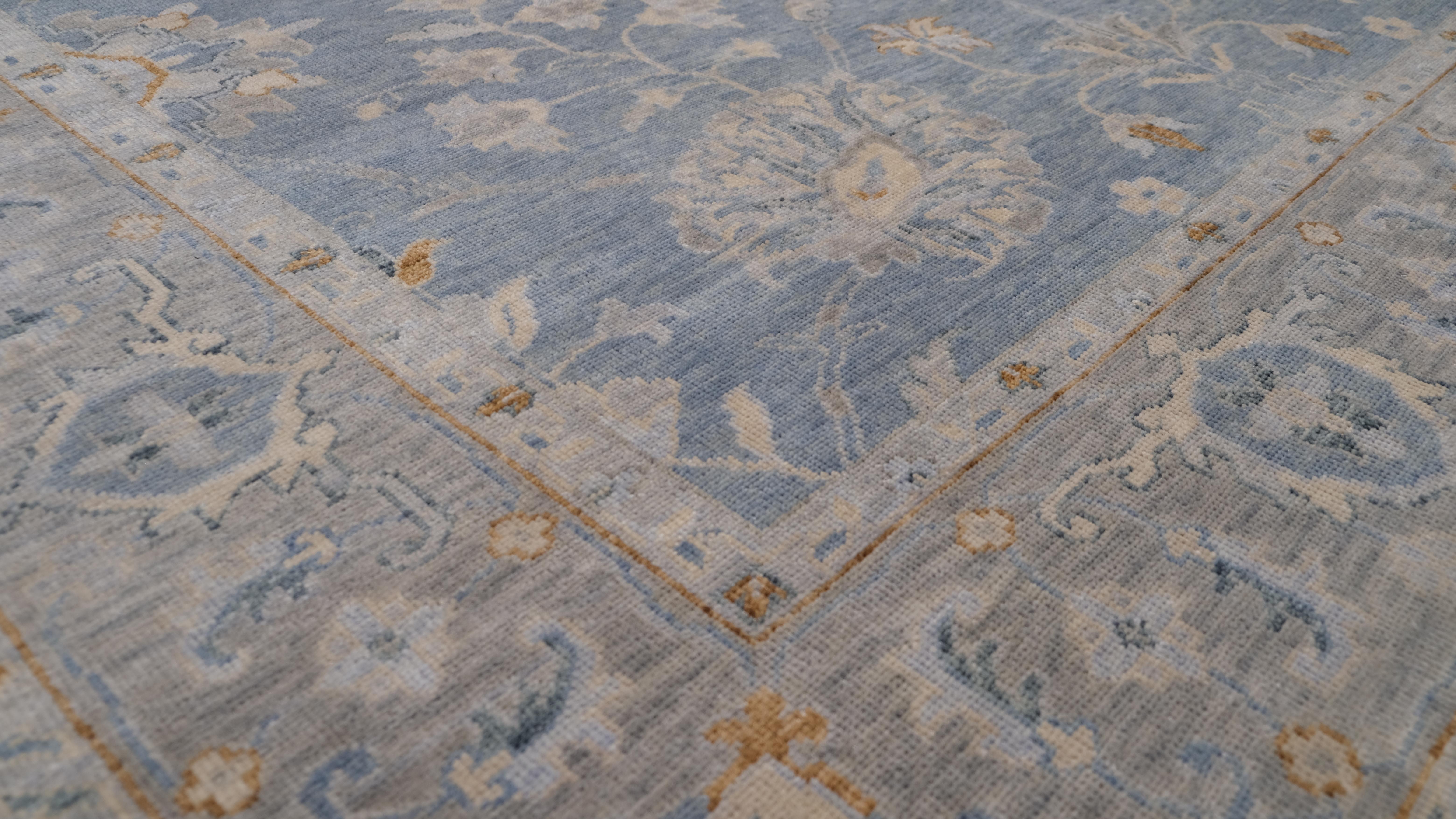 Annodato a mano Tappeto Oushak con motivo floreale blu e grigio in lana 8'11''x11'11'' in vendita