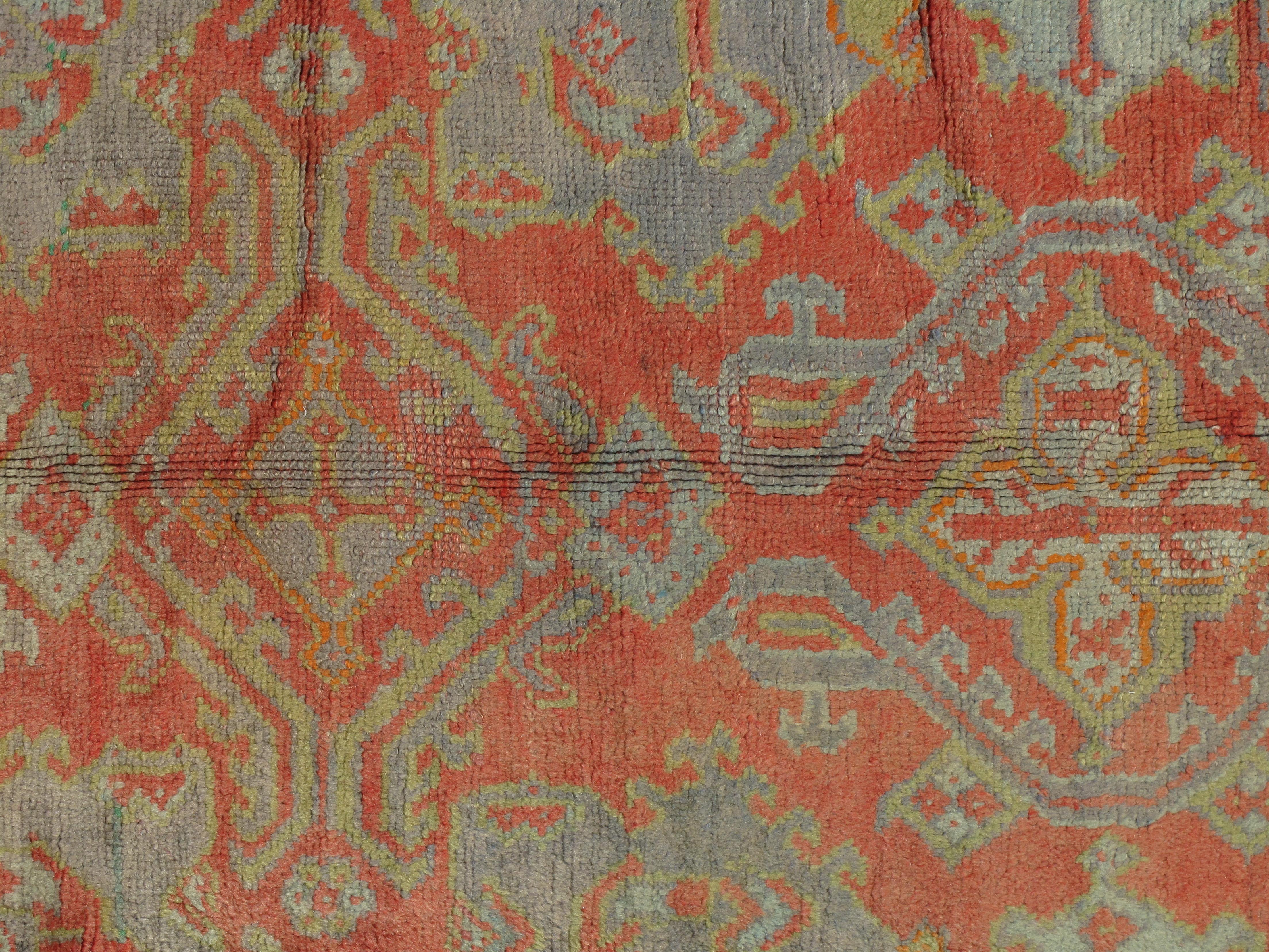 Tapis turc d'Oushak avec une combinaison de couleurs douces ayant un motif all-over. Finement tissé, avec la plus superbe laine trouvée dans les montagnes d'Anatolie. C'est un bel exemple d'un ancien Oushak. 

Taille : 4' x 11'3