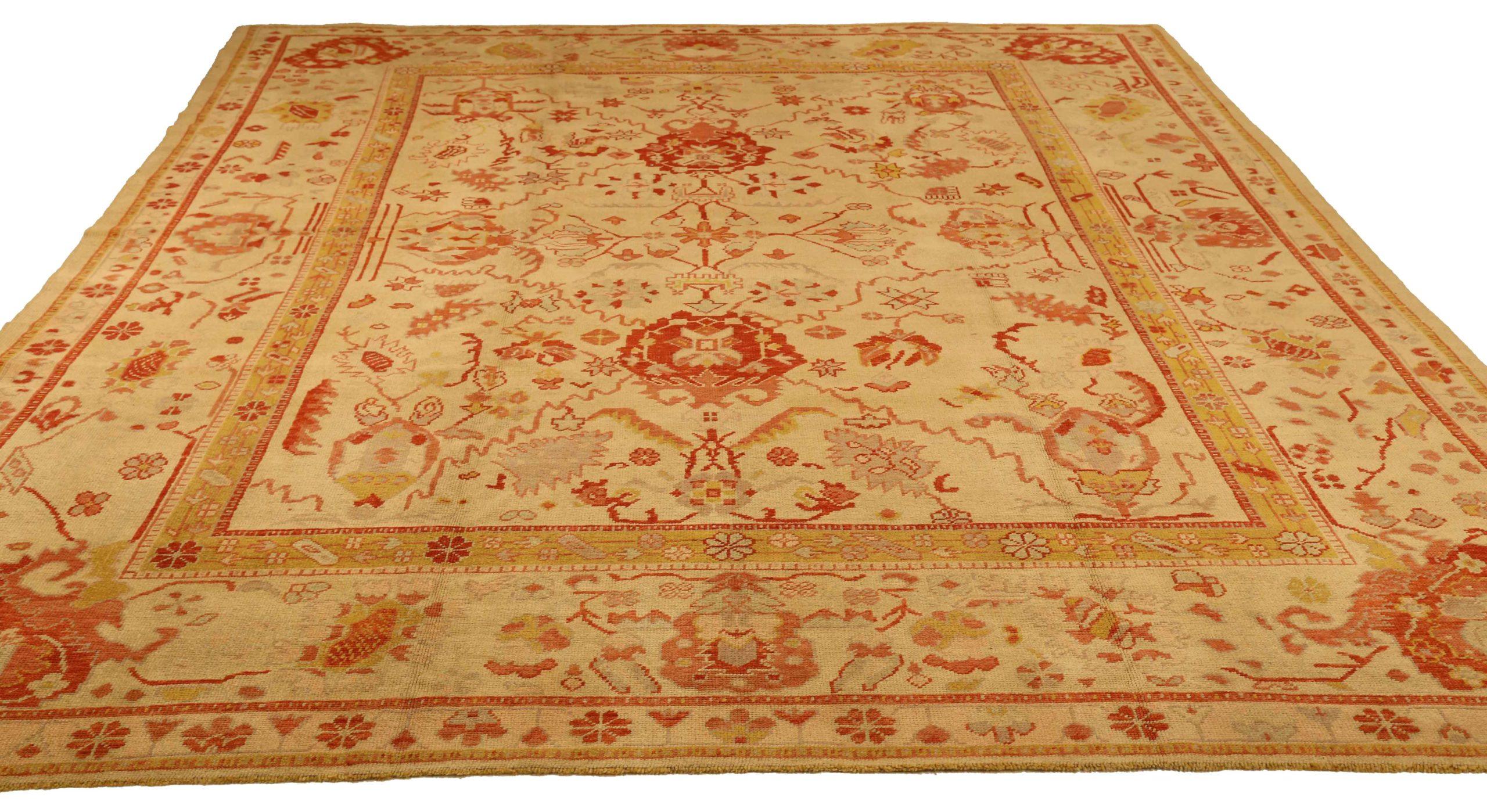 Scopri l'eleganza di questo Oushak unico nel suo genere, caratterizzato da una splendida lavorazione artigianale del 1990 circa. Progettato con una meticolosa attenzione ai dettagli, questo design esclusivo è perfetto per valorizzare il tuo spazio.