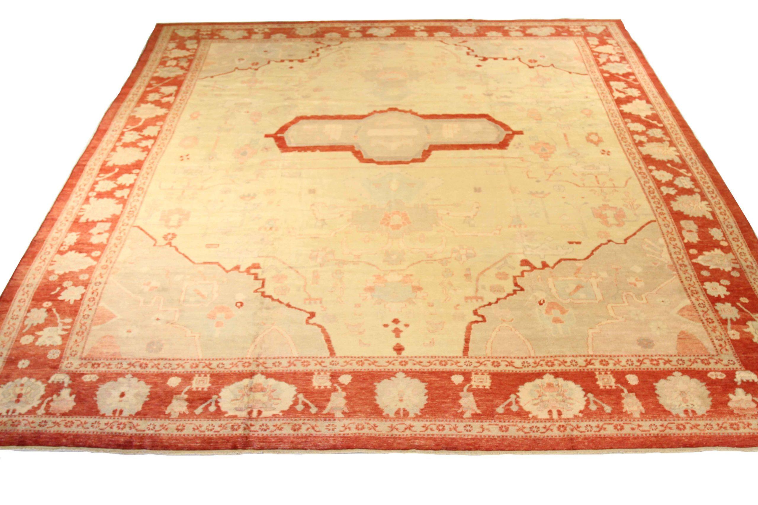 Scopri l'eleganza di questo Oushak unico nel suo genere, caratterizzato da una splendida lavorazione artigianale del 1990 circa. Progettato con una meticolosa attenzione ai dettagli, questo design esclusivo è perfetto per valorizzare il tuo spazio.