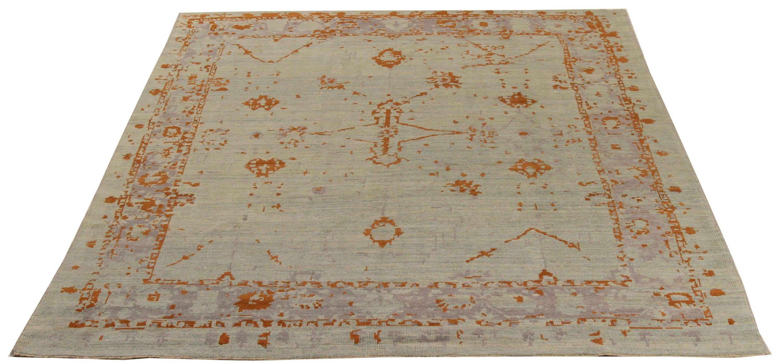 Entdecken Sie die Eleganz dieses einzigartigen Oushak, der sich durch seine wunderschöne Handwerkskunst aus der Zeit um 1990 auszeichnet. Dieses exklusive Design, das mit viel Liebe zum Detail entworfen wurde, ist perfekt, um Ihren Raum zu