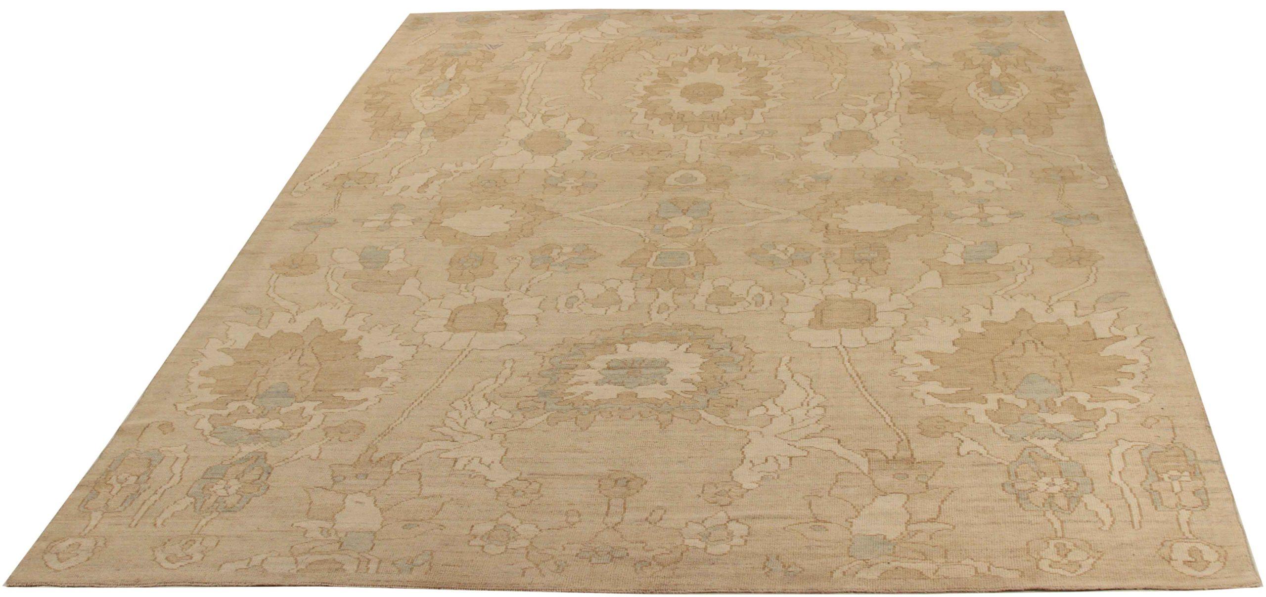 Entdecken Sie die Eleganz dieses einzigartigen Oushak, der sich durch seine wunderschöne Handwerkskunst aus der Zeit um 1990 auszeichnet. Dieses exklusive Design, das mit viel Liebe zum Detail entworfen wurde, ist perfekt, um Ihren Raum zu