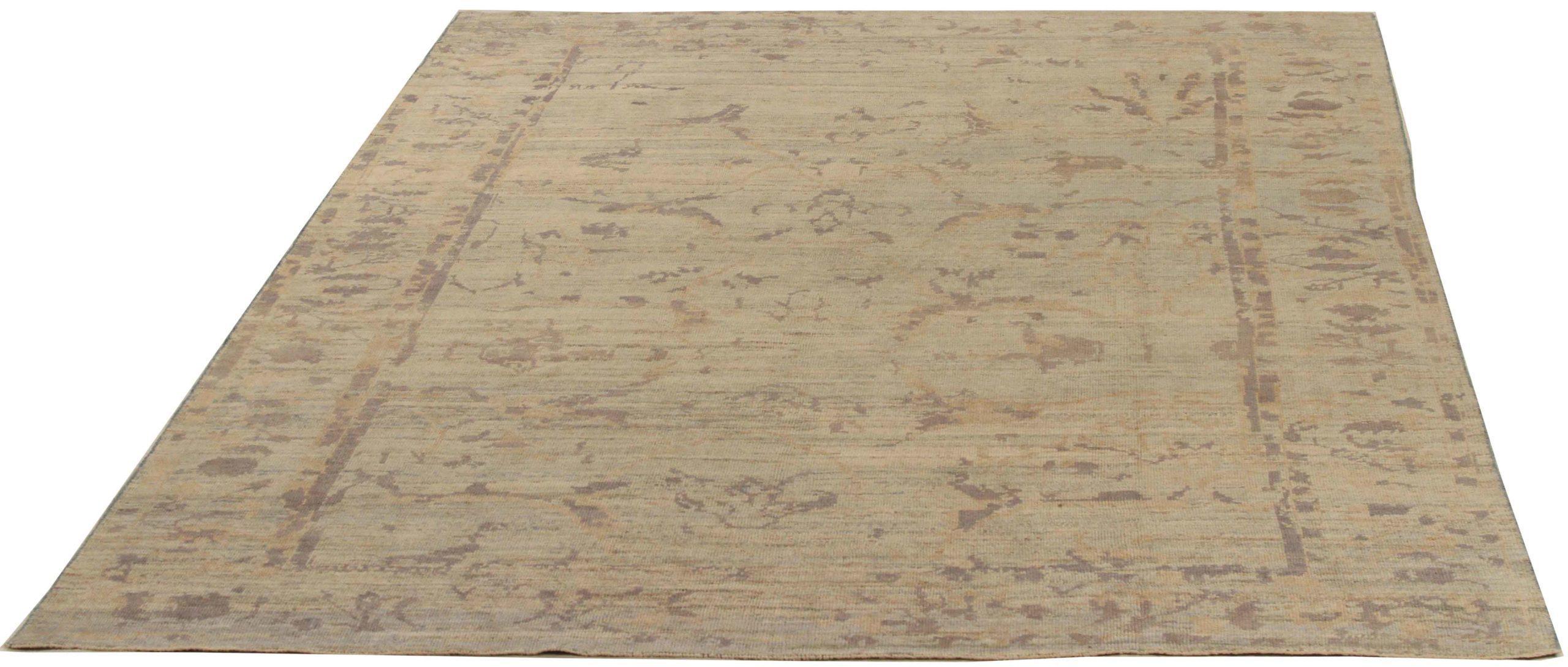 Entdecken Sie die Eleganz dieses einzigartigen Oushak, der sich durch seine wunderschöne Handwerkskunst aus der Zeit um 1990 auszeichnet. Dieses exklusive Design, das mit viel Liebe zum Detail entworfen wurde, ist perfekt, um Ihren Raum zu