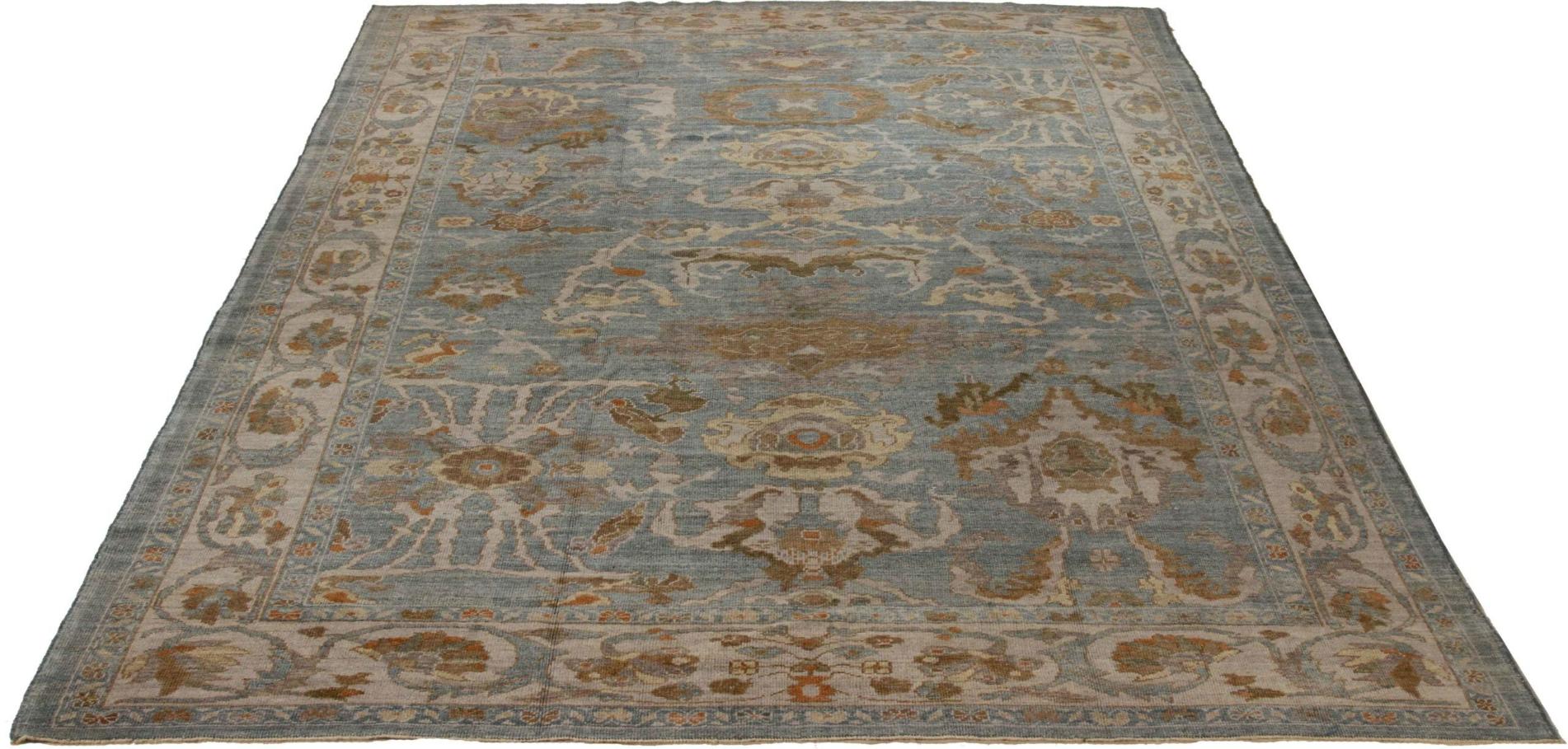Entdecken Sie die Eleganz dieses einzigartigen Oushak, der sich durch seine wunderschöne Handwerkskunst aus der Zeit um 1990 auszeichnet. Dieses exklusive Design, das mit viel Liebe zum Detail entworfen wurde, ist perfekt, um Ihren Raum zu