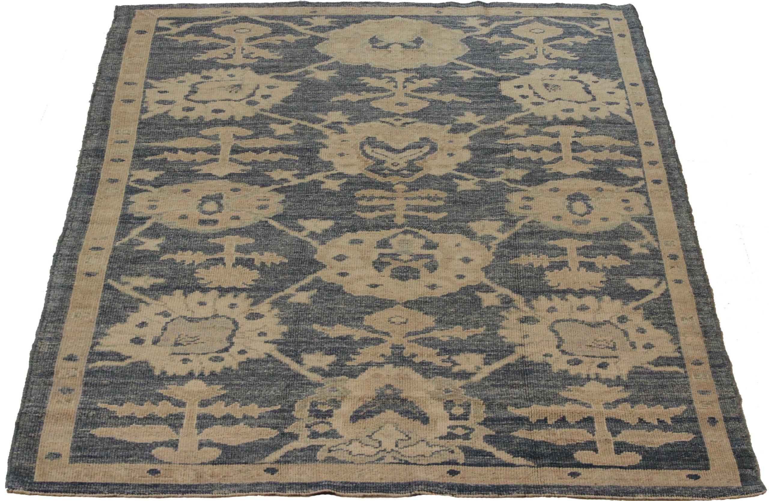 Entdecken Sie die Eleganz dieses einzigartigen Oushak, der sich durch seine wunderschöne Handwerkskunst aus der Zeit um 1990 auszeichnet. Dieses exklusive Design, das mit viel Liebe zum Detail entworfen wurde, ist perfekt, um Ihren Raum zu