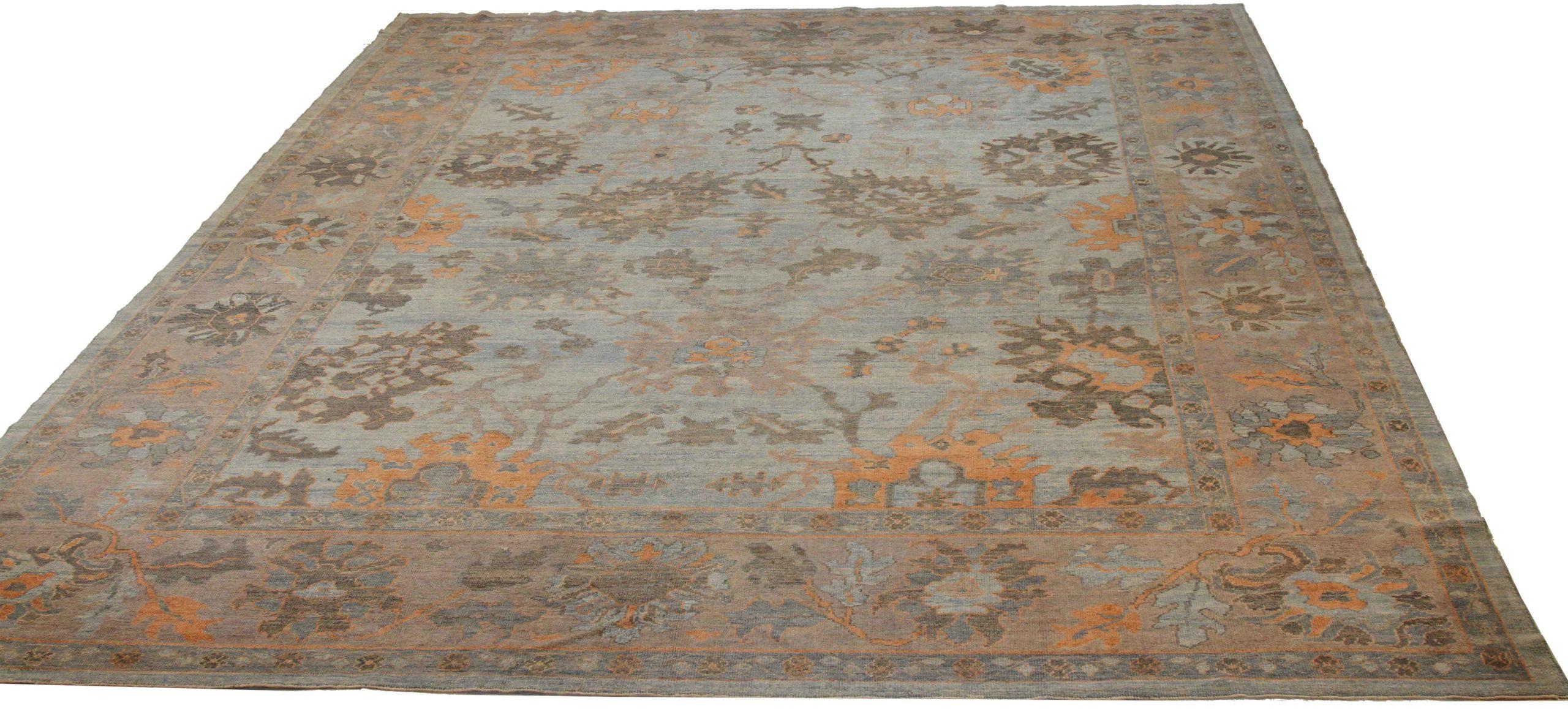 Entdecken Sie die Eleganz dieses einzigartigen Oushak, der sich durch seine wunderschöne Handwerkskunst aus der Zeit um 1990 auszeichnet. Dieses exklusive Design, das mit viel Liebe zum Detail entworfen wurde, ist perfekt, um Ihren Raum zu