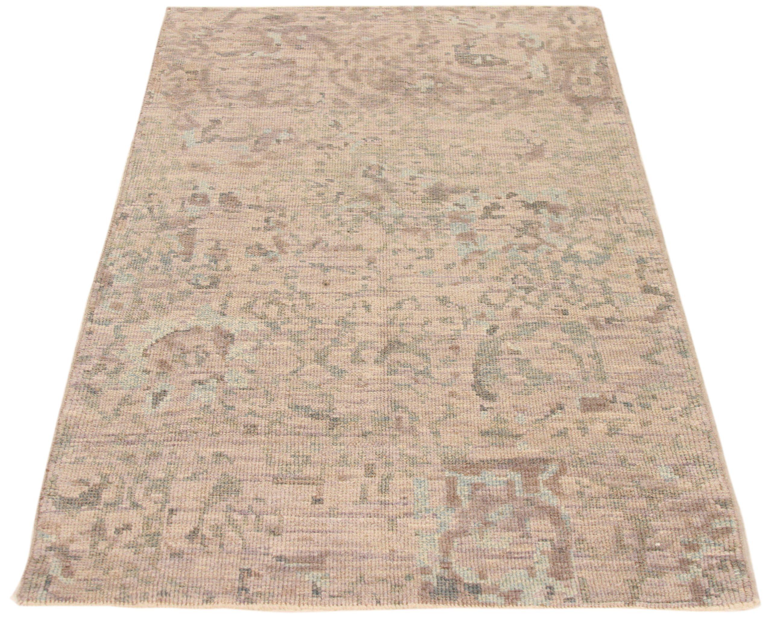 Scopri l'eleganza di questo Oushak unico nel suo genere, caratterizzato da una splendida lavorazione artigianale del 1990 circa. Progettato con una meticolosa attenzione ai dettagli, questo design esclusivo è perfetto per valorizzare il tuo spazio.
