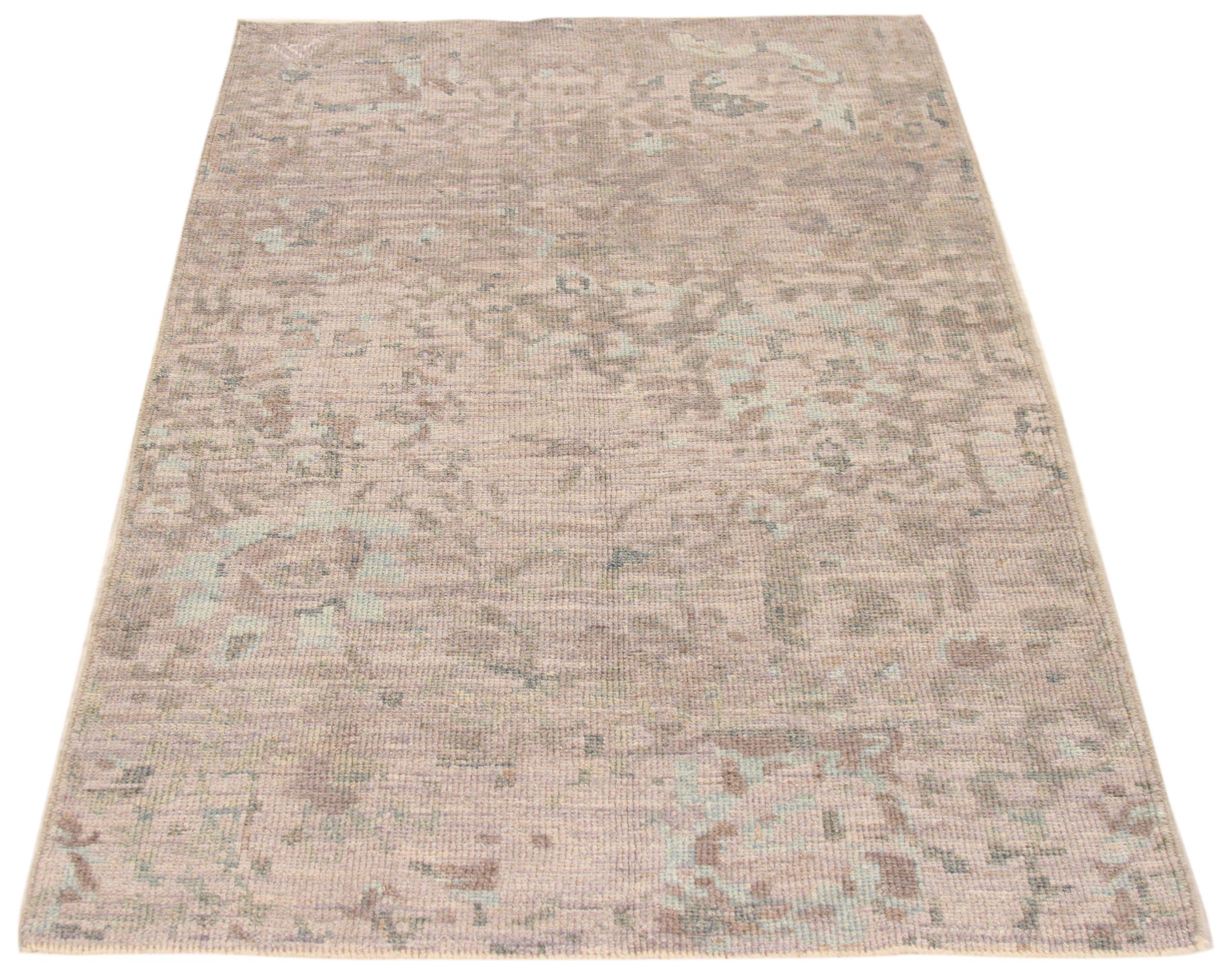 Scopri l'eleganza di questo Oushak unico nel suo genere, caratterizzato da una splendida lavorazione artigianale del 1990 circa. Progettato con una meticolosa attenzione ai dettagli, questo design esclusivo è perfetto per valorizzare il tuo spazio.