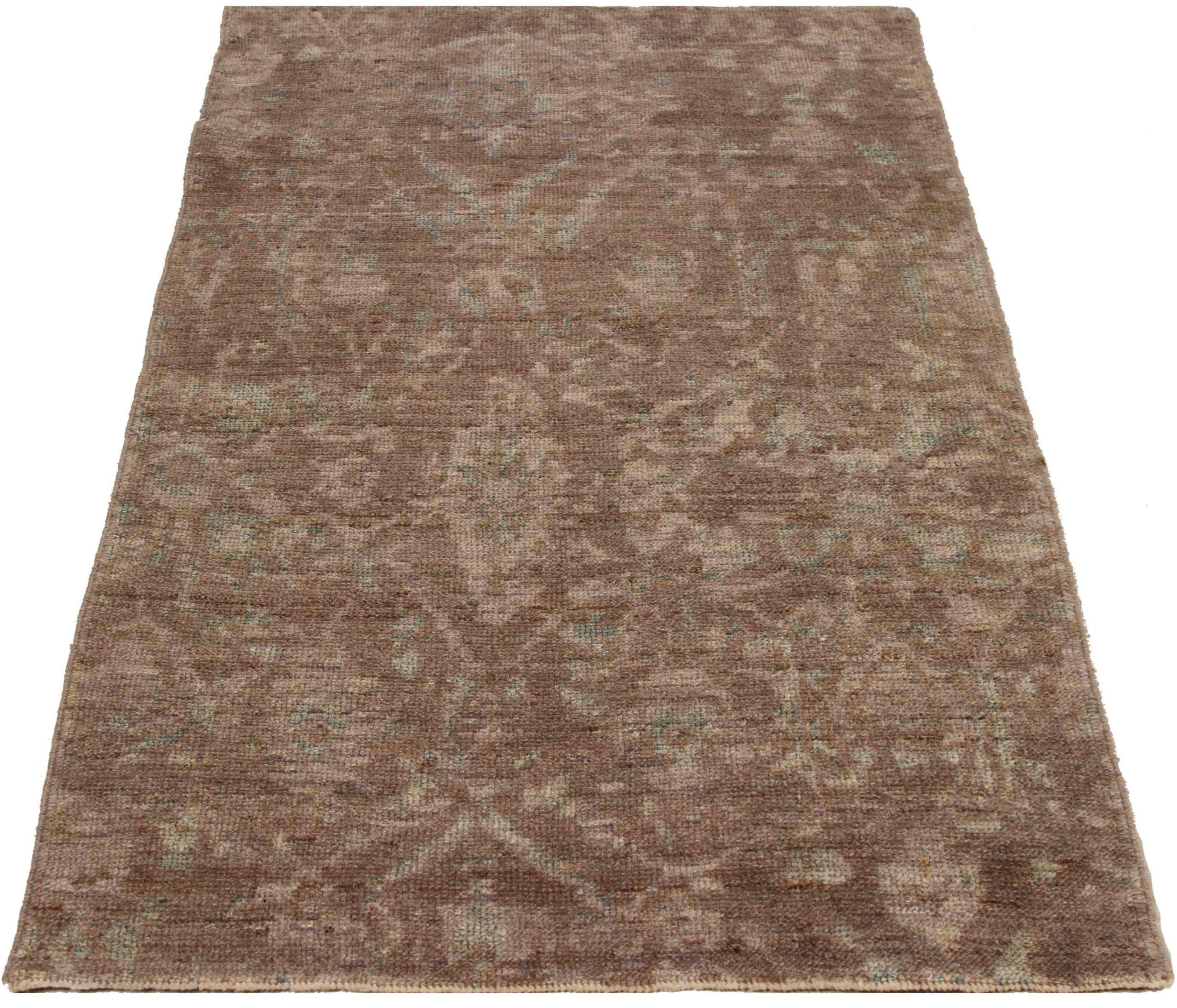 Scopri l'eleganza di questo Oushak unico nel suo genere, caratterizzato da una splendida lavorazione artigianale del 1990 circa. Progettato con una meticolosa attenzione ai dettagli, questo design esclusivo è perfetto per valorizzare il tuo spazio.