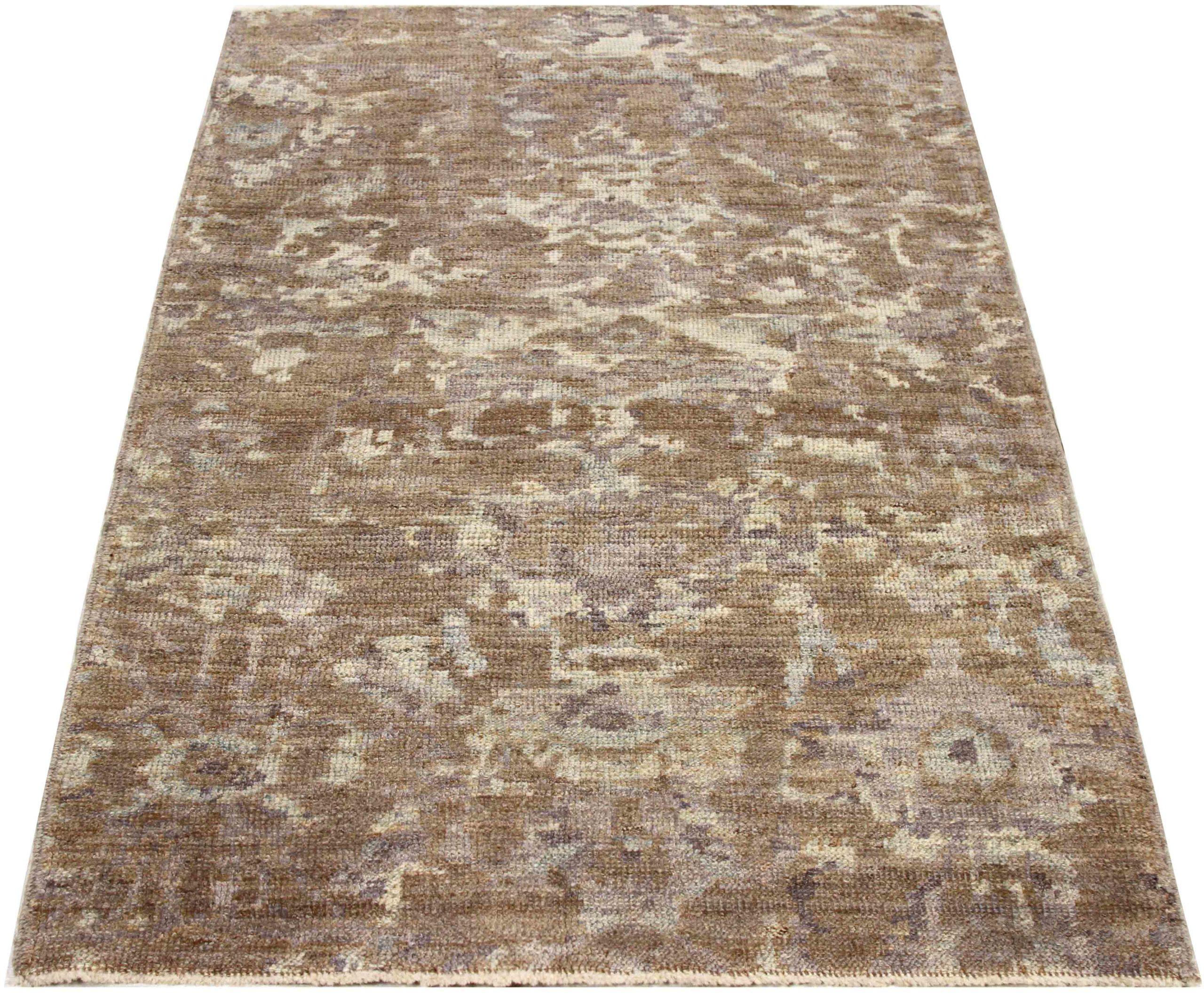 Scopri l'eleganza di questo Oushak unico nel suo genere, caratterizzato da una splendida lavorazione artigianale del 1990 circa. Progettato con una meticolosa attenzione ai dettagli, questo design esclusivo è perfetto per valorizzare il tuo spazio.