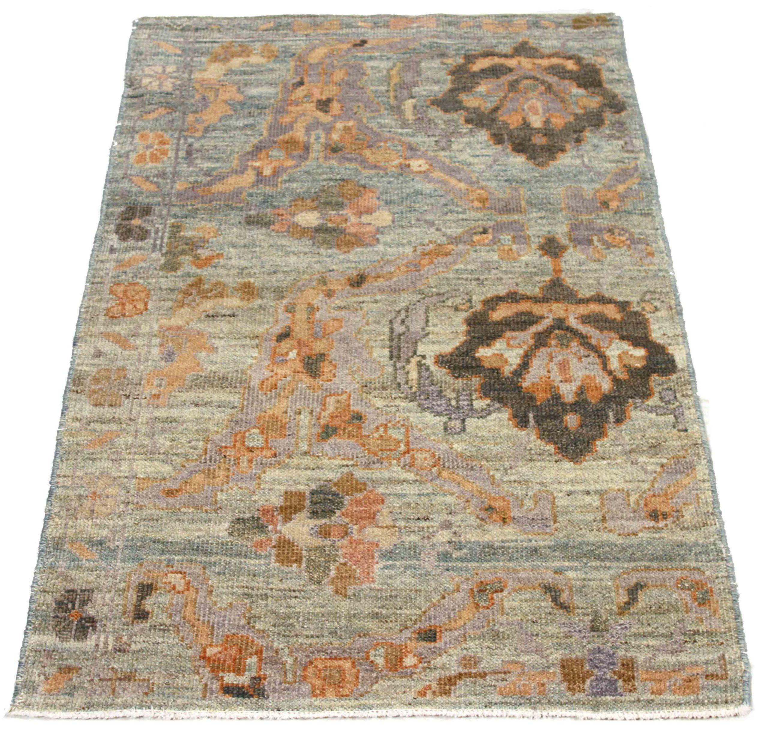 Scopri l'eleganza di questo Oushak unico nel suo genere, caratterizzato da una splendida lavorazione artigianale del 1990 circa. Progettato con una meticolosa attenzione ai dettagli, questo design esclusivo è perfetto per valorizzare il tuo spazio.