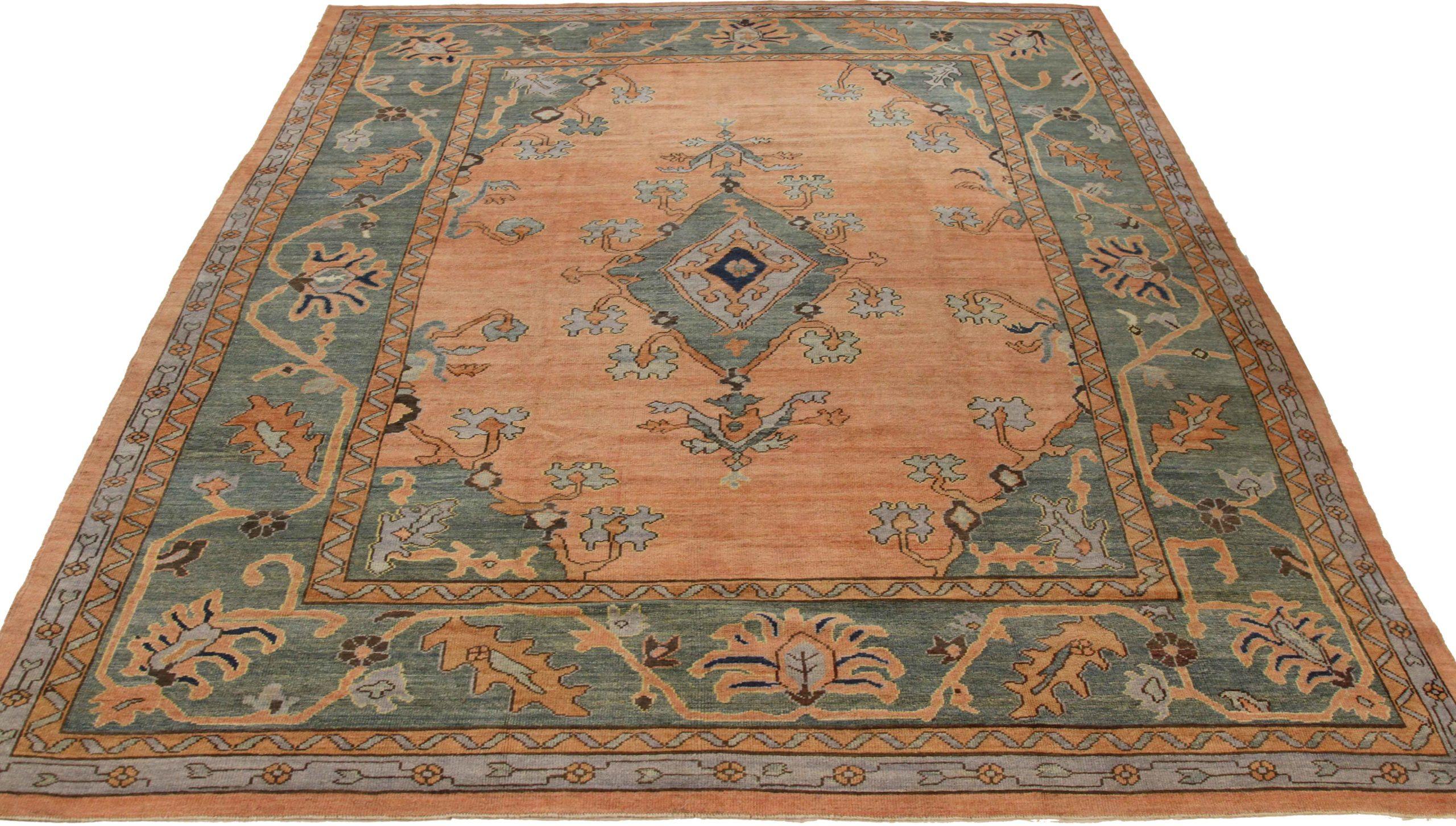 Entdecken Sie die Eleganz dieses einzigartigen Oushak, der sich durch seine wunderschöne Handwerkskunst auszeichnet. Dieses exklusive Design, das mit viel Liebe zum Detail entworfen wurde, ist perfekt, um Ihren Raum zu verschönern.